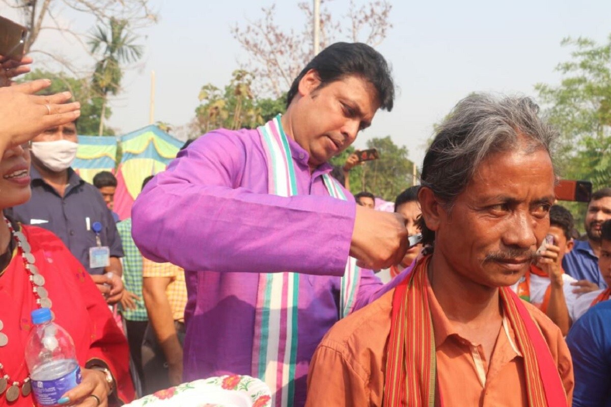তিনি রাজ্যের মুখ্যমন্ত্রী৷ অথচ কাঁচি হাতে তাঁকে দেখা গেল ক্ষৌরকারের ভূমিকায়৷ ত্রিপুরায় ভোট প্রচারে গিয়ে বিজেপি-র এক কর্মীর মনোস্কামনা পূর্ণ করতে নিজে হাতে তাঁর চুল কেটে দিলেন বিপ্লব দেব৷ তিনি রাজ্যের মুখ্যমন্ত্রী৷ অথচ কাঁচি হাতে তাঁকে দেখা গেল ক্ষৌরকারের ভূমিকায়৷ ত্রিপুরায় ভোট প্রচারে গিয়ে বিজেপি-র এক কর্মীর মনোস্কামনা পূর্ণ করতে নিজে হাতে তাঁর চুল কেটে দিলেন বিপ্লব দেব৷