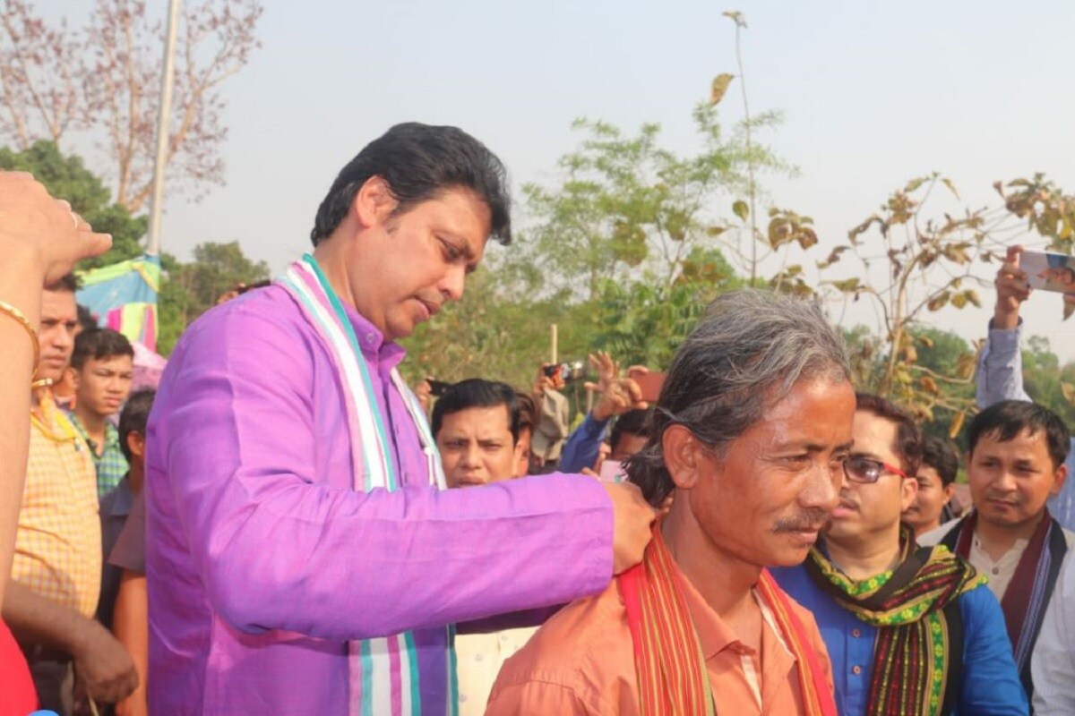 নিজের ফেসবুক পেজে এই ছবি পোস্ট করেছেন ত্রিপুরার মুখ্যমন্ত্রী৷ তাঁর দেওয়া তথ্য অনুযায়ী, ২০০৯ সালে বিজেপি-তে যোগ দিয়েছিলেন ওই কর্মী৷ নিজের ফেসবুক পেজে এই ছবি পোস্ট করেছেন ত্রিপুরার মুখ্যমন্ত্রী৷ তাঁর দেওয়া তথ্য অনুযায়ী, ২০০৯ সালে বিজেপি-তে যোগ দিয়েছিলেন ওই কর্মী৷