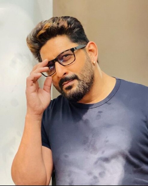 আরশাদ ওয়ারসি ফিল্মে আসার আগে বাড়ি -বাড়ি গিয়ে কসমেটিক্স বিক্রি করতেন৷ তিনি পরিবার চালানোর জন্য ফটো ল্যাবরেটরিতেও কাজ করতেন৷ ১৯৯৩ সালে রূপ কি রাণী, চোরো কি রাজা ছবি দিয়ে ফিলমি কেরিয়ার শুরু করেন৷ Photo Courtesy/:/arshad_warsi /Instagram)