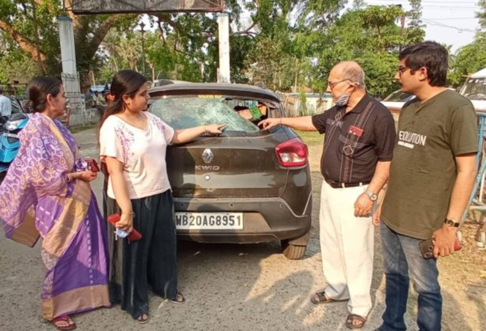 EVM-এ লিউকোপ্লাস্ট! প্রতিবাদ করায় রোষে পরিবার, মাঝ রাস্তায় গাড়ি ভাঙচুর