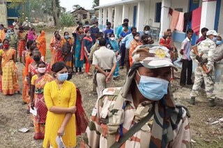 ছবিতে ষষ্ঠ দফার ভোটদানের লাইন।