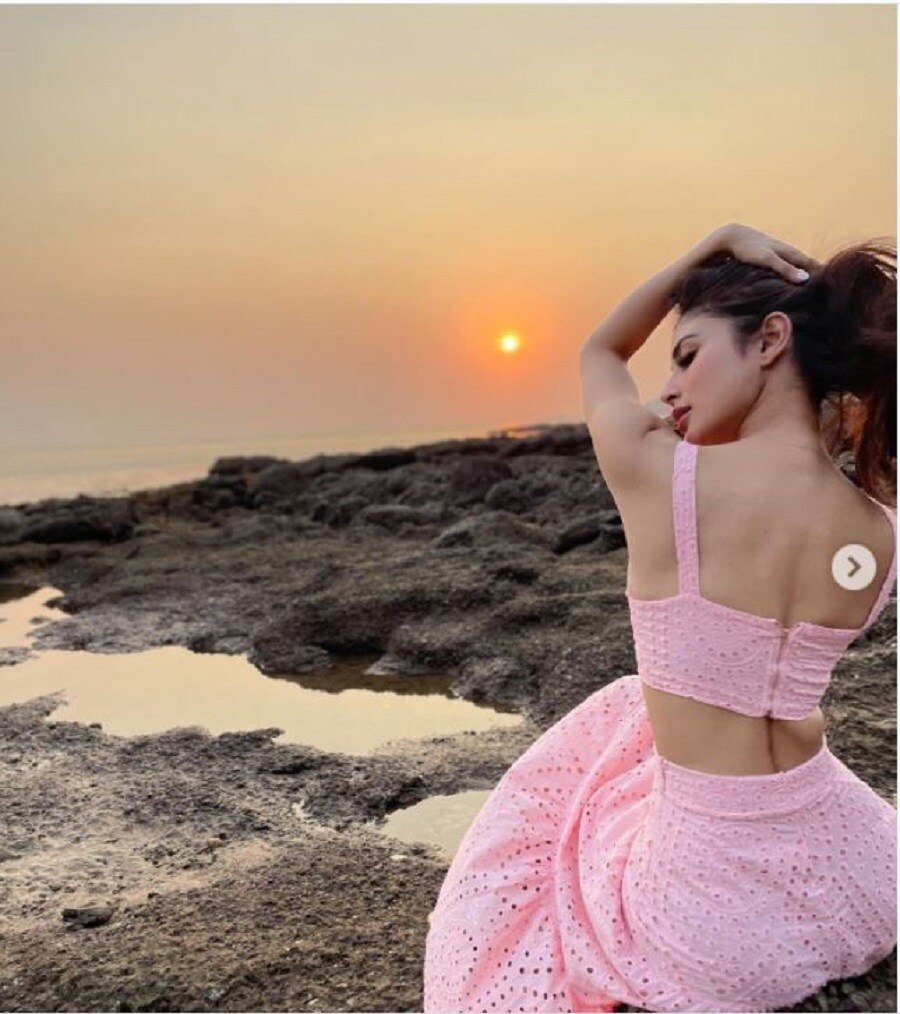 মৌনি সম্প্রতি জানিয়েছেন তিনি বিয়ে করতে চলেছেন। কিন্তু কবে তাঁর বিয়ে সে বিষয়ে কিছু না জানালেও, পাত্র কে তা জানিয়েছেন। একজন ব্যবসায়ীকেই বিয়ে করছেন তিনি। photo source Instagram মৌনি সম্প্রতি জানিয়েছেন তিনি বিয়ে করতে চলেছেন। কিন্তু কবে তাঁর বিয়ে সে বিষয়ে কিছু না জানালেও, পাত্র কে তা জানিয়েছেন। একজন ব্যবসায়ীকেই বিয়ে করছেন তিনি। photo source Instagram