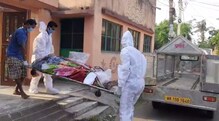 ১৮ ঘণ্টা বাড়ির উঠোনে পড়ে থাকল করোনায় মৃতের দেহ! সিঙ্গুরে অসহায় অপেক্ষা ছেলের ১৮ ঘণ্টা বাড়ির উঠোনে পড়ে থাকল করোনায় মৃতের দেহ! সিঙ্গুরে অসহায় অপেক্ষা ছেলের