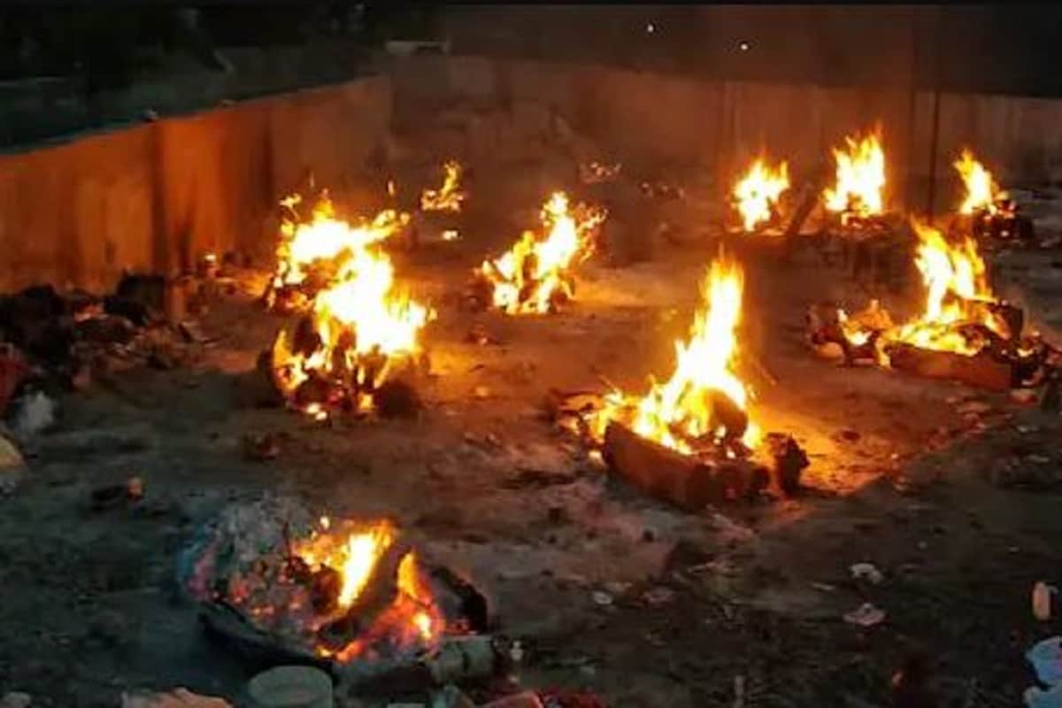 এপ্রিল থেকে আগস্ট মাসের মধ্যে ৩ লক্ষ মানুষ করোনা আক্রান্ত হয়ে প্রাণ হারাবে বলে আশঙ্কা প্রকাশ করেছে ওয়াশিংটন ইউনিভার্সিটিতে ইনস্টিটিউট অফ হেলথ মেট্রিক্স অ্যান্ড ইভালুয়েশন এর রিপোর্ট। বর্তমানে ভারতের সংক্রমণের যে হার তার ভিত্তিতেই এই রিপোর্ট তৈরি করা হয়েছে। মে মাসের মাঝামাঝি অর্থাৎ ১০ মে দিনে ৫৬০০ জনের মৃত্যু হতে পারে। ১২ এপ্রিল থেকে ১ অগাস্টের মধ্যে মৃত্যু হবে মোট ৩ লক্ষ ২৯ হাজার। জুলাইয়ের শেষে সেই সংখ্যা পৌঁছতে পারে ৬ লক্ষ ৬৫ হাজারে। এপ্রিল থেকে আগস্ট মাসের মধ্যে ৩ লক্ষ মানুষ করোনা আক্রান্ত হয়ে প্রাণ হারাবে বলে আশঙ্কা প্রকাশ করেছে ওয়াশিংটন ইউনিভার্সিটিতে ইনস্টিটিউট অফ হেলথ মেট্রিক্স অ্যান্ড ইভালুয়েশন এর রিপোর্ট। বর্তমানে ভারতের সংক্রমণের যে হার তার ভিত্তিতেই এই রিপোর্ট তৈরি করা হয়েছে। মে মাসের মাঝামাঝি অর্থাৎ ১০ মে দিনে ৫৬০০ জনের মৃত্যু হতে পারে। ১২ এপ্রিল থেকে ১ অগাস্টের মধ্যে মৃত্যু হবে মোট ৩ লক্ষ ২৯ হাজার। জুলাইয়ের শেষে সেই সংখ্যা পৌঁছতে পারে ৬ লক্ষ ৬৫ হাজারে।