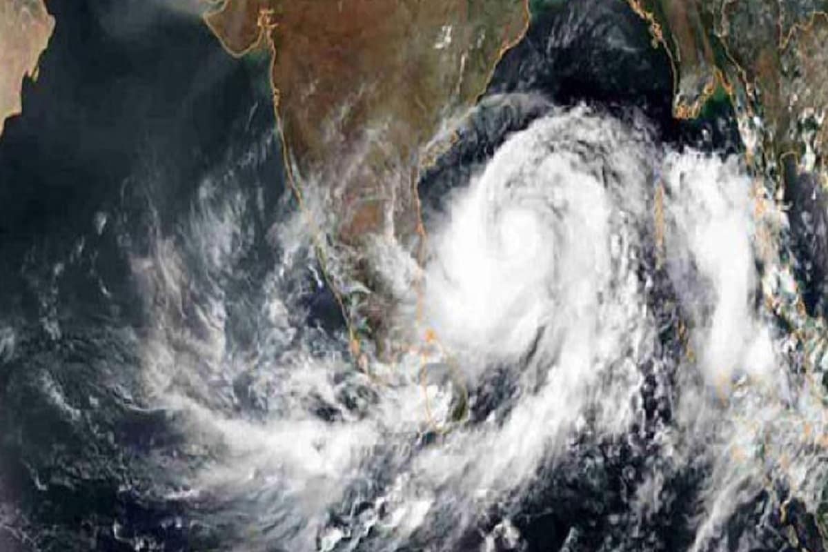 শুক্রবার রাত প্রায় ১১:৩০টার সময় এই নিম্নচাপটি দেখা যায় আন্দামানের কাছে ৷ বর্তমানে পোর্টব্লেয়ার থেকে ৫০০ কিলোমিটার দূরে অবস্থান করছে নিম্নচাপ ৷ ইয়াঙ্গুন থেকে ৫০০ কিমি দক্ষিণে অবস্থিত রয়েছে ৷ ময়ানমার থেকে উত্তর-পূর্ব ক্রমেই অগ্রসর হচ্ছে ৷ নিম্নচাপ যদিও খুব সুসংহত নয়, তবে তা শক্তিশালী করার জন্য অনুকূল পরিবেশ রয়েছে সাগরের বুকে। অনুকূল পরিবেশ পেয়ে নিম্নচাপ আরও ঘণীভূত হয়ে ঘূর্ণিঝড়ের রূপ নেয় কি না, তা-ই দেখার। শুক্রবার রাত প্রায় ১১:৩০টার সময় এই নিম্নচাপটি দেখা যায় আন্দামানের কাছে ৷ বর্তমানে পোর্টব্লেয়ার থেকে ৫০০ কিলোমিটার দূরে অবস্থান করছে নিম্নচাপ ৷ ইয়াঙ্গুন থেকে ৫০০ কিমি দক্ষিণে অবস্থিত রয়েছে ৷ ময়ানমার থেকে উত্তর-পূর্ব ক্রমেই অগ্রসর হচ্ছে ৷ নিম্নচাপ যদিও খুব সুসংহত নয়, তবে তা শক্তিশালী করার জন্য অনুকূল পরিবেশ রয়েছে সাগরের বুকে। অনুকূল পরিবেশ পেয়ে নিম্নচাপ আরও ঘণীভূত হয়ে ঘূর্ণিঝড়ের রূপ নেয় কি না, তা-ই দেখার।