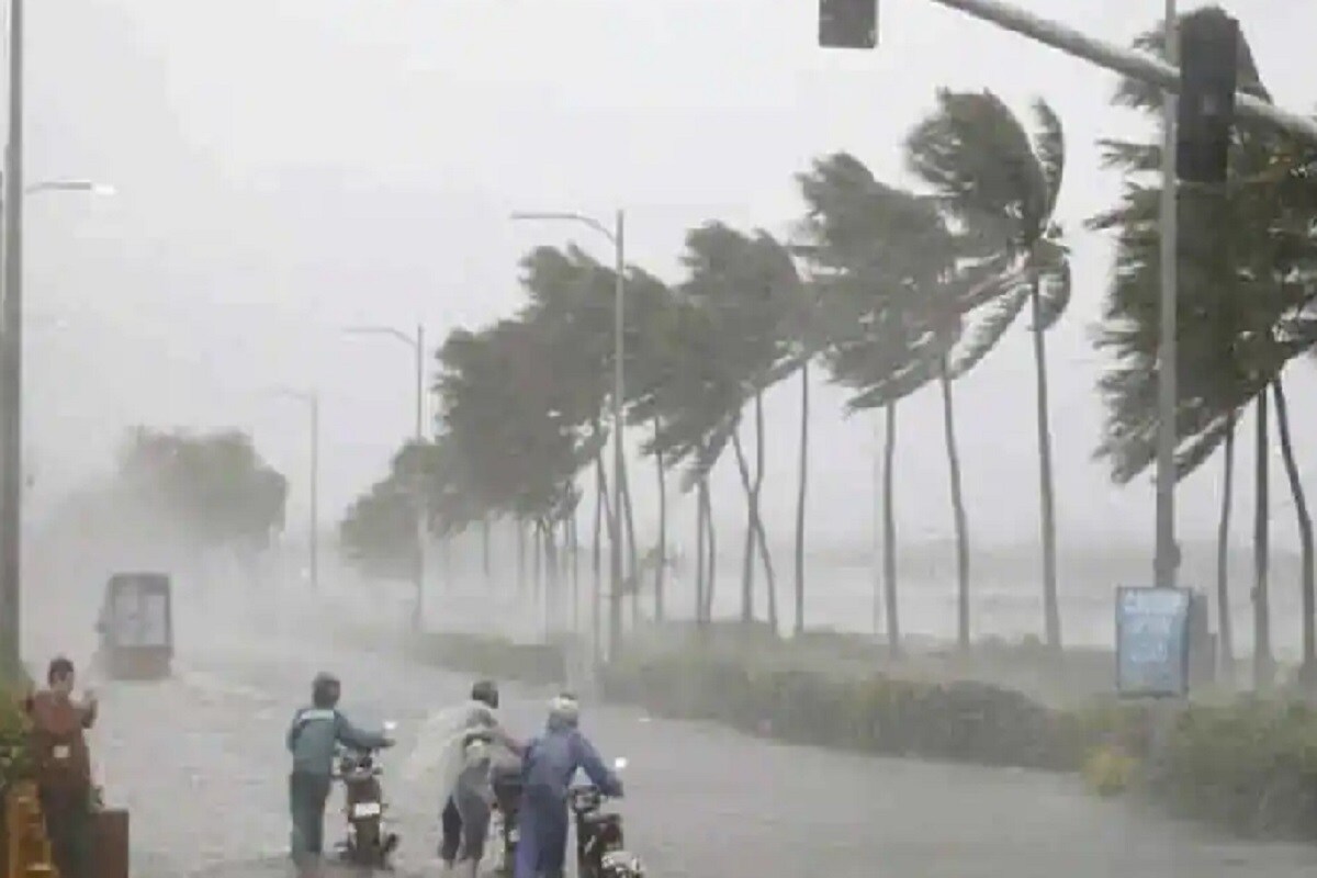 আবহাওয়াবিদরা জানিয়েছেন, মার্চ মাসে নিম্নচাপ সাধারণত দুর্বল হয় ৷ তাই ঘূর্ণিঝড়ে পরিণত হওয়ার সম্ভাবনা কমই থাকে ৷ ডিপ্রেশনের জেরে আন্দামানে ভারী বৃষ্টির সম্ভাবনা রয়েছে ৷ এছাড়া ৬৫ কিলোমিটার বেগে হাওয়া বইতে পারে ৷ আগামী ২৪ ঘণ্টায় মৎস্যজীবীদের সমুদ্রে যাওয়ার উপরে নিষেধাজ্ঞা জারি করা হয়েছে ৷ আবহাওয়াবিদরা জানিয়েছেন, মার্চ মাসে নিম্নচাপ সাধারণত দুর্বল হয় ৷ তাই ঘূর্ণিঝড়ে পরিণত হওয়ার সম্ভাবনা কমই থাকে ৷ ডিপ্রেশনের জেরে আন্দামানে ভারী বৃষ্টির সম্ভাবনা রয়েছে ৷ এছাড়া ৬৫ কিলোমিটার বেগে হাওয়া বইতে পারে ৷ আগামী ২৪ ঘণ্টায় মৎস্যজীবীদের সমুদ্রে যাওয়ার উপরে নিষেধাজ্ঞা জারি করা হয়েছে ৷