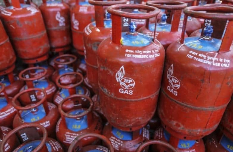 ৫ কিলোর রান্নার গ্যাসের (Cooking Gas of 5KG Cylinder) সিলিন্ডার হাতে করে বাড়ি নিয়ে যাওয়া যাবে ৷ প্রতীকী ছবি ৷ ৫ কিলোর রান্নার গ্যাসের (Cooking Gas of 5KG Cylinder) সিলিন্ডার হাতে করে বাড়ি নিয়ে যাওয়া যাবে ৷ প্রতীকী ছবি ৷