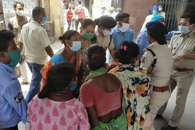 ট্রেনের মধ্যে প্রসব যন্ত্রণায় কাতরাচ্ছিলেন মহিলা!মানবিক পদক্ষেপ করে নজির পুলিশের