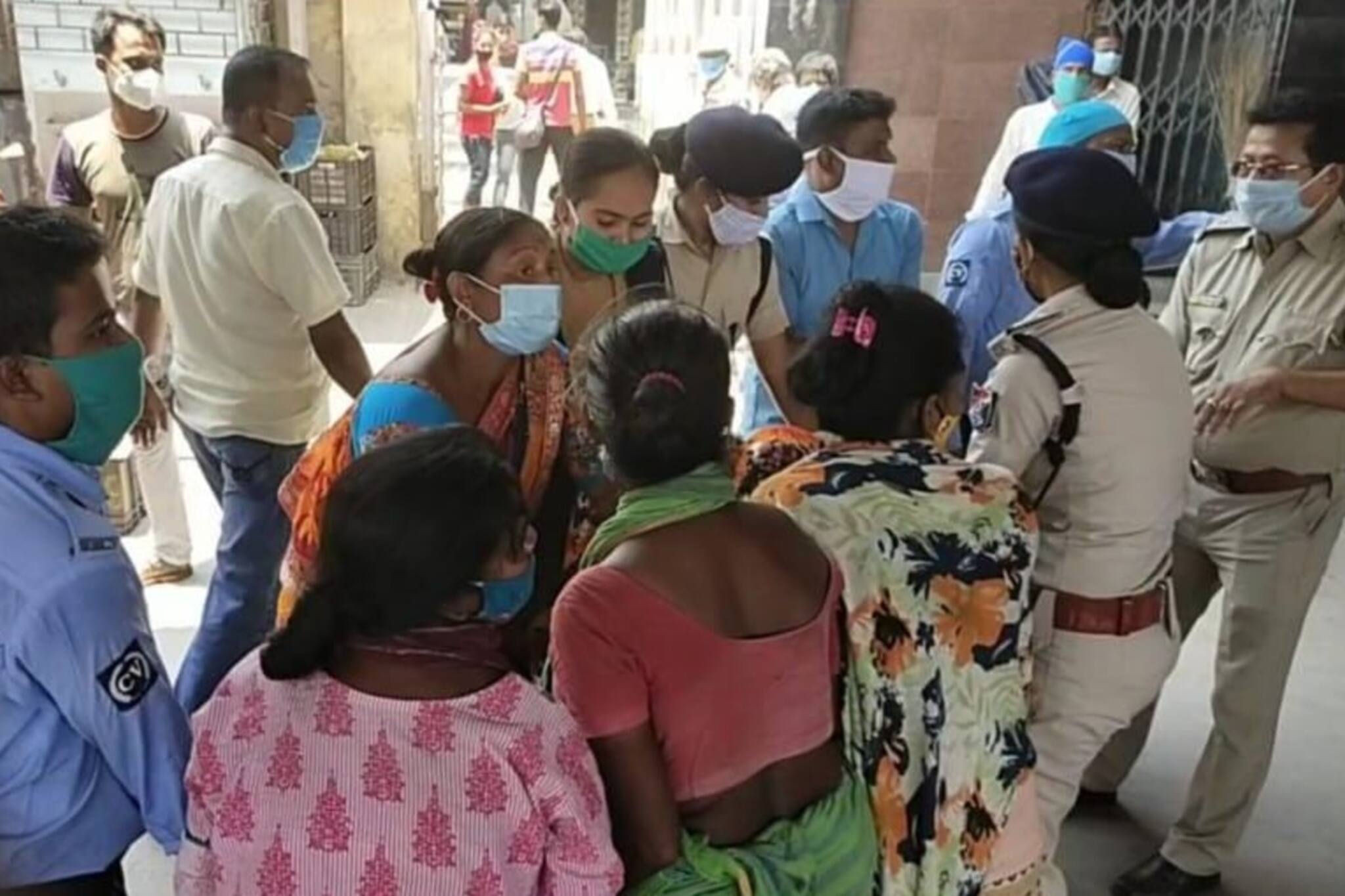 ট্রেনের মধ্যেই প্রসব যন্ত্রণায় কাতরাচ্ছিলেন মহিলা! মানবিক পদক্ষেপ করে নজির রেলপুলিশের