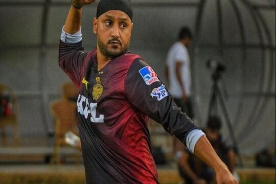 Harbhajan Singh makes his debut in KKR jersey -Photo Courtesy- Twitter