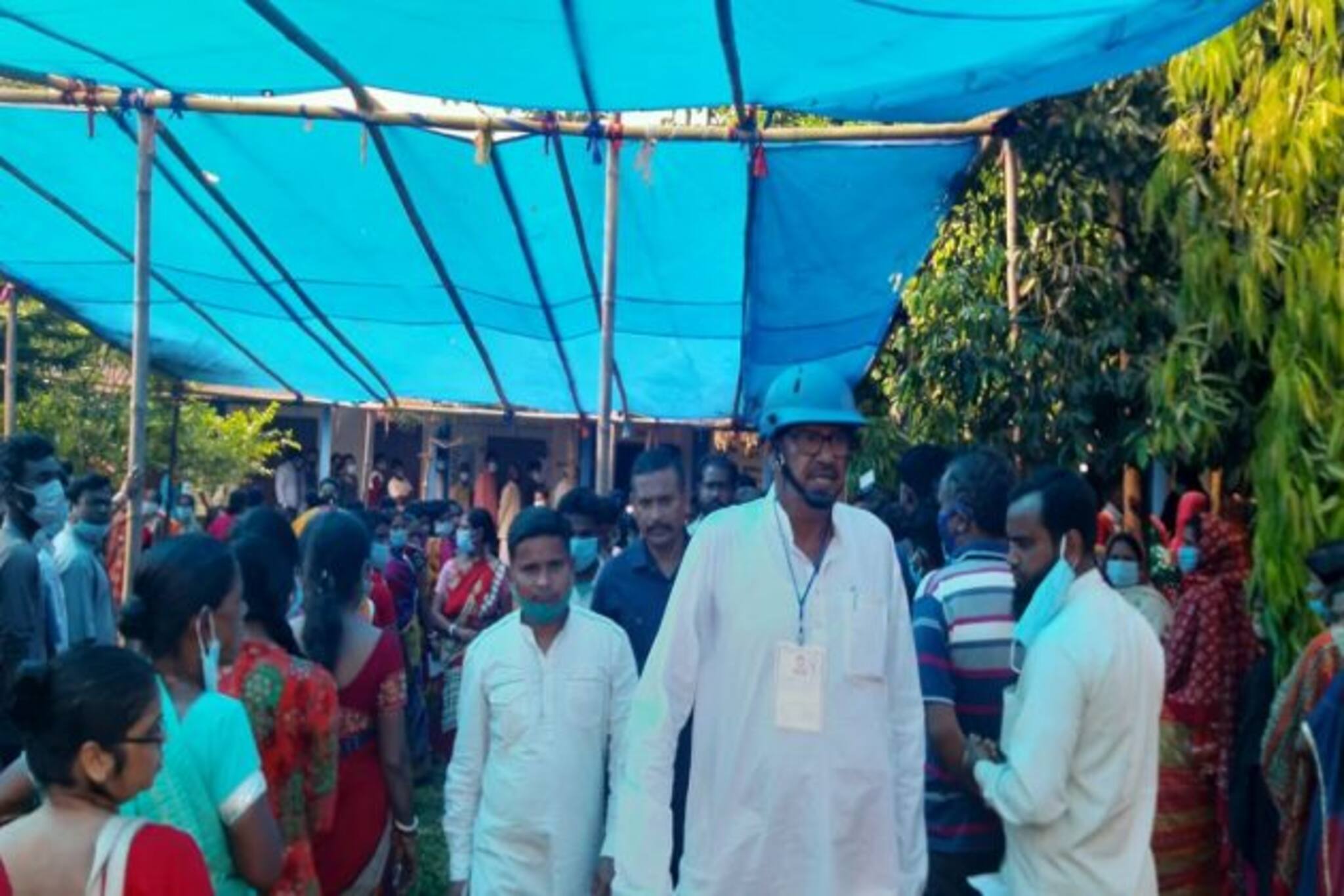 প্রানহানির আশঙ্কা, দিনভর হেলমেট পড়ে ঘুরলেন তৃণমূল প্রার্থী রবীন্দ্রনাথ ঘোষ