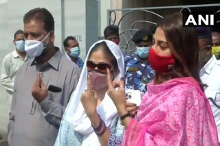 নিজের বাবা ও মায়ের সঙ্গে ভোট দিতে গিয়েছিলেন নুসরত।