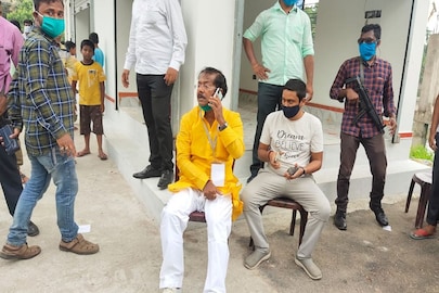 ফোনে ভোটের খবর নিতে ব্য়স্ত জ্যোতিপ্রিয় মল্লিক৷ 