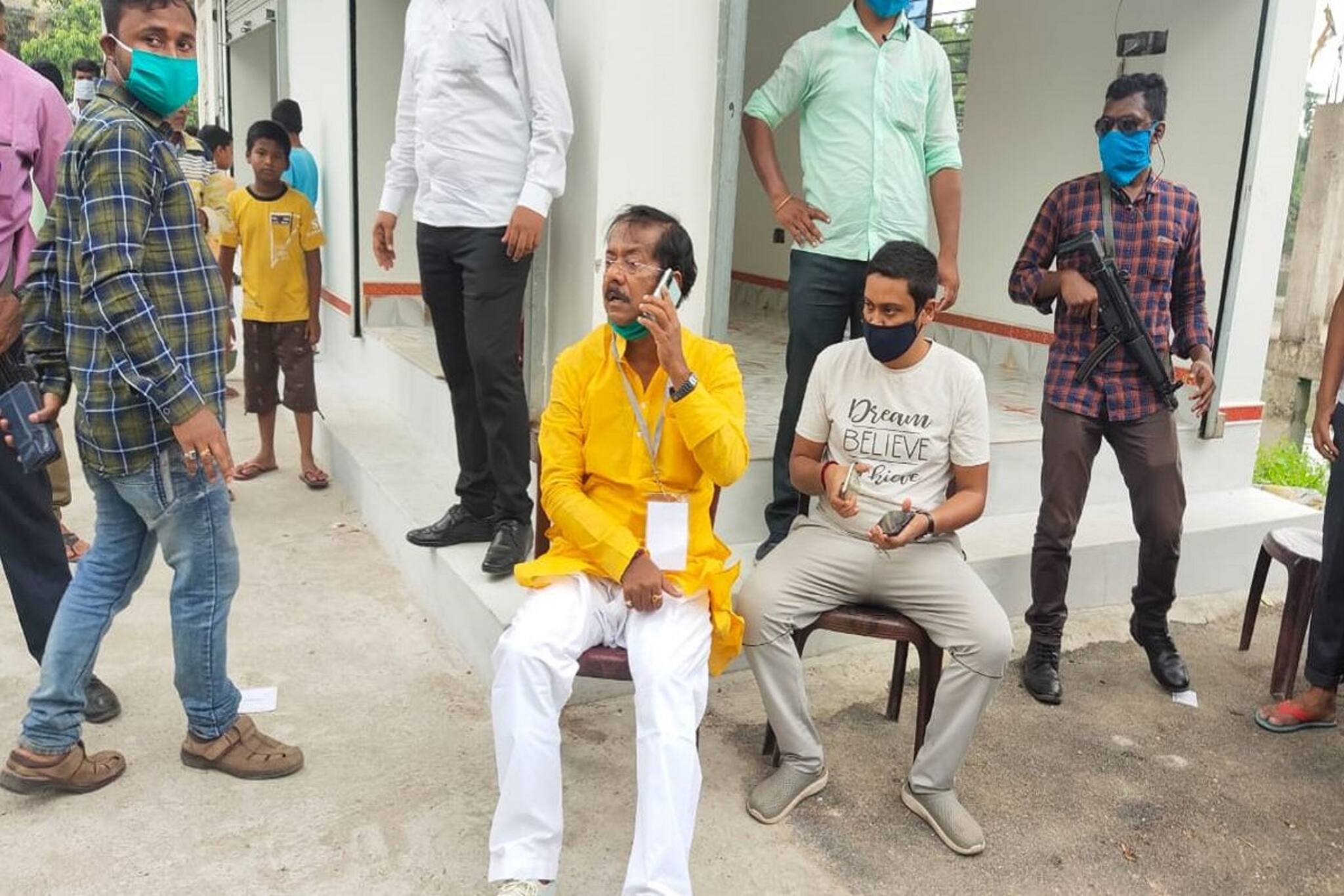 Bengal 6th Phase Polls: পয়া হলুদ পাঞ্জাবিতে ভরসা, ২০ বছর পর দিনভর বুথে বুথে ছুটলেন জ্য়োতিপ্রিয় মল্লিক