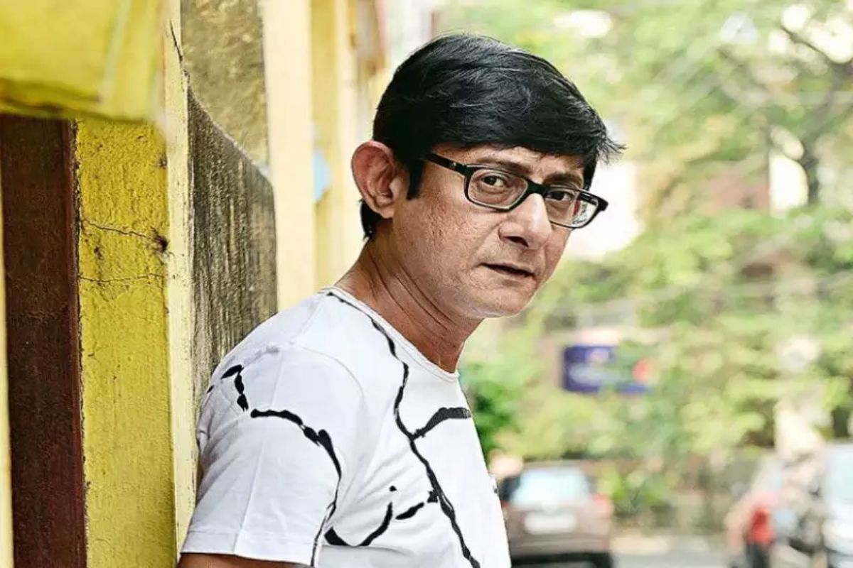 কাঞ্চনের একটি ৬ লাখ ৬১ হাজার ৩৪৮ টাকার জীবনবিমা রয়েছে। মিউচুয়াল ফান্ডে কাঞ্চনের কোনও বিনিয়োগ নেই। তবে তাঁর স্ত্রীর ৪০ হাজার টাকার মিউচুয়াল ফান্ড রয়েছে। এবার চোখ রাখা যাক উত্তরপাড়ার তৃণমূল প্রার্থীর গাড়ি, বাড়ি ও অন্যান্য স্থাবর-অস্থাবর সম্পত্তির দিকে। কাঞ্চনের একটি ৬ লাখ ৬১ হাজার ৩৪৮ টাকার জীবনবিমা রয়েছে। মিউচুয়াল ফান্ডে কাঞ্চনের কোনও বিনিয়োগ নেই। তবে তাঁর স্ত্রীর ৪০ হাজার টাকার মিউচুয়াল ফান্ড রয়েছে। এবার চোখ রাখা যাক উত্তরপাড়ার তৃণমূল প্রার্থীর গাড়ি, বাড়ি ও অন্যান্য স্থাবর-অস্থাবর সম্পত্তির দিকে।