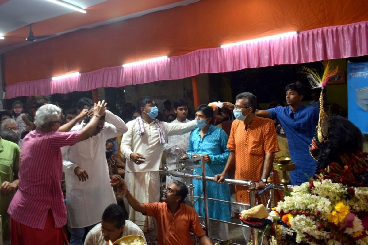 সব মিলিয়ে তাঁর অস্থাবর সম্পত্তির পরিমাণ ৩৮ লাখ ২১ হাজার ৩২৩ টাকা এবং স্থাবর সম্পত্তি রয়েছে ৫২ লাখ ৫০ হাজার টাকার। কাঞ্চনের স্ত্রীর অস্থাবর সম্পত্তির পরিমাণ ১১ লাখ ৪৭ হাজার ৮৮২ টাকা। স্ত্রীর স্থাবর সম্পত্তির কোনও উল্লেখ নেই হলফনামায়। উত্তরপাড়ার মুক্তকেশী কালীমন্দিরে পুজো দিয়ে ভোটের প্রচার শুরু করেছেন টলিউড অভিনেতা তথা তৃণমূল প্রার্থী কাঞ্চন মল্লিক। মায়ের আশীর্বাদে আগামী দিনে শ্রী বৃদ্ধি ও ভোটে জিতে নাম-যশ বৃদ্ধি হয় কিনা সেটাই এখন দেখার। সব মিলিয়ে তাঁর অস্থাবর সম্পত্তির পরিমাণ ৩৮ লাখ ২১ হাজার ৩২৩ টাকা এবং স্থাবর সম্পত্তি রয়েছে ৫২ লাখ ৫০ হাজার টাকার। কাঞ্চনের স্ত্রীর অস্থাবর সম্পত্তির পরিমাণ ১১ লাখ ৪৭ হাজার ৮৮২ টাকা। স্ত্রীর স্থাবর সম্পত্তির কোনও উল্লেখ নেই হলফনামায়। উত্তরপাড়ার মুক্তকেশী কালীমন্দিরে পুজো দিয়ে ভোটের প্রচার শুরু করেছেন টলিউড অভিনেতা তথা তৃণমূল প্রার্থী কাঞ্চন মল্লিক। মায়ের আশীর্বাদে আগামী দিনে শ্রী বৃদ্ধি ও ভোটে জিতে নাম-যশ বৃদ্ধি হয় কিনা সেটাই এখন দেখার।