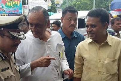 খড়দহের প্রাক্তন বিধায়ক অমিত মিত্রর সঙ্গে কাজল সিনহা। ফাইল চিত্র