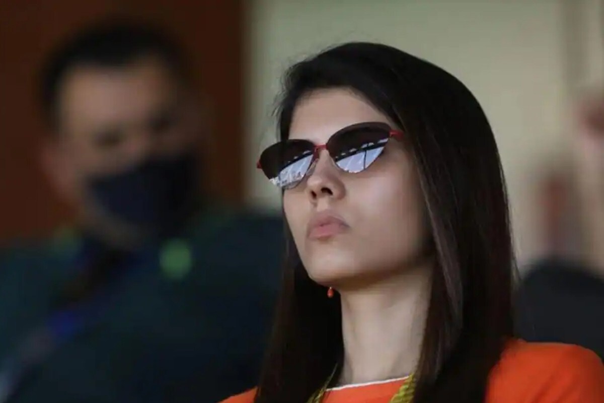 ইতিমধ্যেই নেটিজেনদের ক্রাশ হয়ে উঠেছেন তিনি। শেষমেশ জানা গিয়েছে তাঁর পরিচয়। হায়দরাবাদের এই মিস্ট্রি গার্লের নাম কাব্য মারান (Kaviya Maran)। IPL নিলামের পর থেকে ভাইরাল হয়ে যায় এই মেয়েটির ছবি। লিগের নিলামের দিনও টেবিলে দেখা যায় তাঁকে। পরের দিকে জানা যায় হায়দরাবাদ ফ্র্যাঞ্চাইজির CEO তিনি। বর্তমানে সোশ্যাল মিডিয়াতেও কাব্যকে নিয়ে একের পর এক আলোচনা শুরু হয়েছে। ইতিমধ্যেই নেটিজেনদের ক্রাশ হয়ে উঠেছেন তিনি। শেষমেশ জানা গিয়েছে তাঁর পরিচয়। হায়দরাবাদের এই মিস্ট্রি গার্লের নাম কাব্য মারান (Kaviya Maran)। IPL নিলামের পর থেকে ভাইরাল হয়ে যায় এই মেয়েটির ছবি। লিগের নিলামের দিনও টেবিলে দেখা যায় তাঁকে। পরের দিকে জানা যায় হায়দরাবাদ ফ্র্যাঞ্চাইজির CEO তিনি। বর্তমানে সোশ্যাল মিডিয়াতেও কাব্যকে নিয়ে একের পর এক আলোচনা শুরু হয়েছে।
