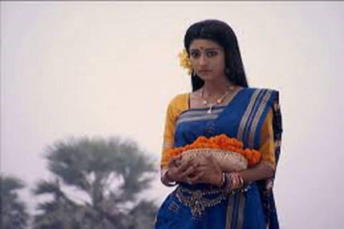 জনপ্রিয়তার শীর্ষে থাকা ধারাবাহিকের নায়িকা ছিলেন লাভলি মৈত্র। ‘জলনূপুর’ ধারাবাহিকের মূল নারী চরিত্র সেই ‘কাজল’ই এ বার সোনারপুর দক্ষিণের তৃণমূল প্রার্থী। জনপ্রিয় এই টেলিতারকার আসল নাম অরুন্ধতী মৈত্র। দর্শকরা তো দূর-অস্ত, অনেক সতীর্থদেরও কিন্তু অজানা টলিপাড়ার লাভলির আসল নাম। জনপ্রিয়তার শীর্ষে থাকা ধারাবাহিকের নায়িকা ছিলেন লাভলি মৈত্র। ‘জলনূপুর’ ধারাবাহিকের মূল নারী চরিত্র সেই ‘কাজল’ই এ বার সোনারপুর দক্ষিণের তৃণমূল প্রার্থী। জনপ্রিয় এই টেলিতারকার আসল নাম অরুন্ধতী মৈত্র। দর্শকরা তো দূর-অস্ত, অনেক সতীর্থদেরও কিন্তু অজানা টলিপাড়ার লাভলির আসল নাম।