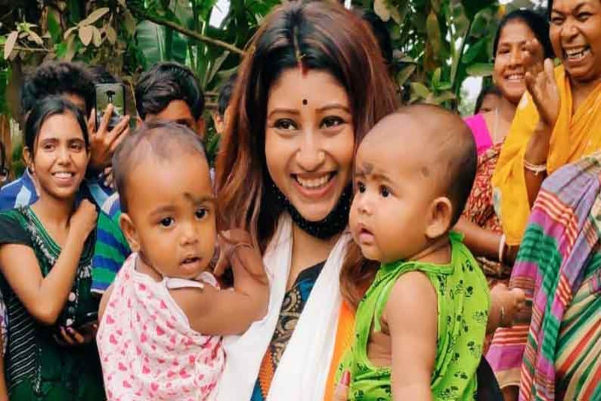 নির্বাচন কমিশনের কাছে হলফনামায় নিজের সম্পত্তির বিবরণ দিয়েছেন লাভলি। ২০১৮-১৯ আর্থিক বছরে তাঁর উপার্জন ছিল ২ লক্ষ ২৭ হাজার ৬৮৩ টাকা। পরের আর্থিক বছরে এই অঙ্ক ছিল ১ লক্ষ ৭৮ হাজার ৮৮০ টাকা। তাঁর স্বামী সৌম্য রায়ের ২০১৮-১৯ আর্থিক বছরে উপার্জন দেখানো হয়েছে ১০ লক্ষ ২৯ হাজার ৩১৫ টাকা। তার আগের বছরে তাঁর উপার্জন ছিল ১১ লক্ষ ২০ হাজার ৯৭৬ টাকা। নির্বাচন কমিশনের কাছে হলফনামায় নিজের সম্পত্তির বিবরণ দিয়েছেন লাভলি। ২০১৮-১৯ আর্থিক বছরে তাঁর উপার্জন ছিল ২ লক্ষ ২৭ হাজার ৬৮৩ টাকা। পরের আর্থিক বছরে এই অঙ্ক ছিল ১ লক্ষ ৭৮ হাজার ৮৮০ টাকা। তাঁর স্বামী সৌম্য রায়ের ২০১৮-১৯ আর্থিক বছরে উপার্জন দেখানো হয়েছে ১০ লক্ষ ২৯ হাজার ৩১৫ টাকা। তার আগের বছরে তাঁর উপার্জন ছিল ১১ লক্ষ ২০ হাজার ৯৭৬ টাকা।