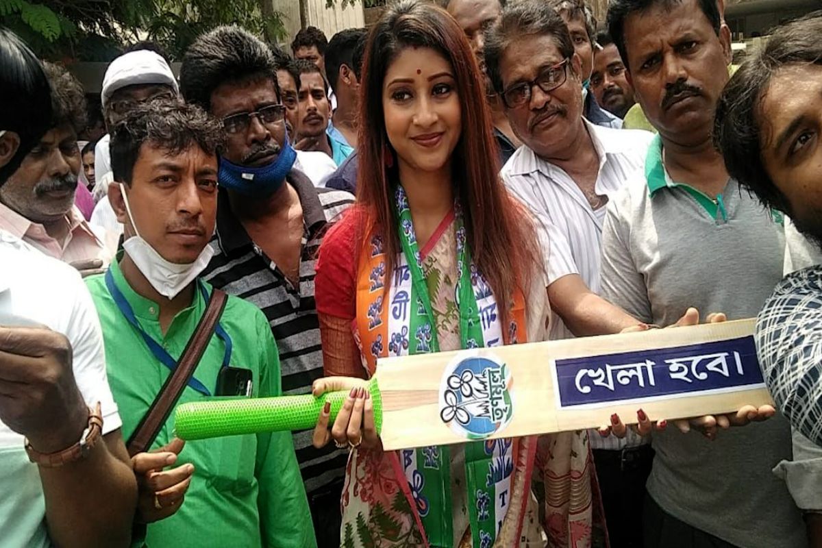 তবে লাভলিকে টিকিট দেওয়া নিয়ে দলের অভ্যন্তরেও দ্বন্দ্ব দেখা দিয়েছে। স্থানীয় কাউকে প্রার্থী না করে লাভলিকে প্রার্থী করায় অসন্তোষ জমে ওঠে তৃণমূলের অন্দরে। বিক্ষোভও দেখান বিদায়ী বিধায়ক জীবন মুখোপাধ্যায়ের অনুগামীরা। পরবর্তীতে অবশ্য লাভলি জানান, তিনি বিদায়ী বিধায়কের সঙ্গে দেখা করেছেন। সৌজন্য বজায় আছে দুই তরফেই। নিজের জনপ্রিয়তাকে কাজে লাগিয়ে, অভ্যন্তরীণ মান-অভিমান এড়িয়ে এহেন লাভলি কি পারবেন বিধায়ক হতে? প্রশ্নের উত্তর দেবে ব্যালট বক্স। তবে লাভলিকে টিকিট দেওয়া নিয়ে দলের অভ্যন্তরেও দ্বন্দ্ব দেখা দিয়েছে। স্থানীয় কাউকে প্রার্থী না করে লাভলিকে প্রার্থী করায় অসন্তোষ জমে ওঠে তৃণমূলের অন্দরে। বিক্ষোভও দেখান বিদায়ী বিধায়ক জীবন মুখোপাধ্যায়ের অনুগামীরা। পরবর্তীতে অবশ্য লাভলি জানান, তিনি বিদায়ী বিধায়কের সঙ্গে দেখা করেছেন। সৌজন্য বজায় আছে দুই তরফেই। নিজের জনপ্রিয়তাকে কাজে লাগিয়ে, অভ্যন্তরীণ মান-অভিমান এড়িয়ে এহেন লাভলি কি পারবেন বিধায়ক হতে? প্রশ্নের উত্তর দেবে ব্যালট বক্স।