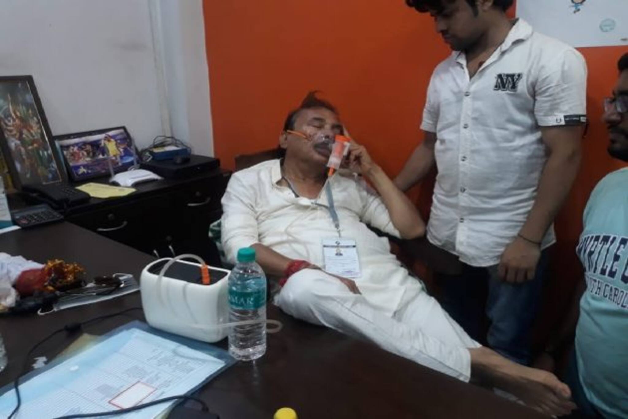 West Bengal Assembly Election 2021: ভোটের শেষবেলায় হঠাৎ অসুস্থ মদন, বুকে ব্যথা! তড়িঘড়ি দিতে হল অক্সিজেন