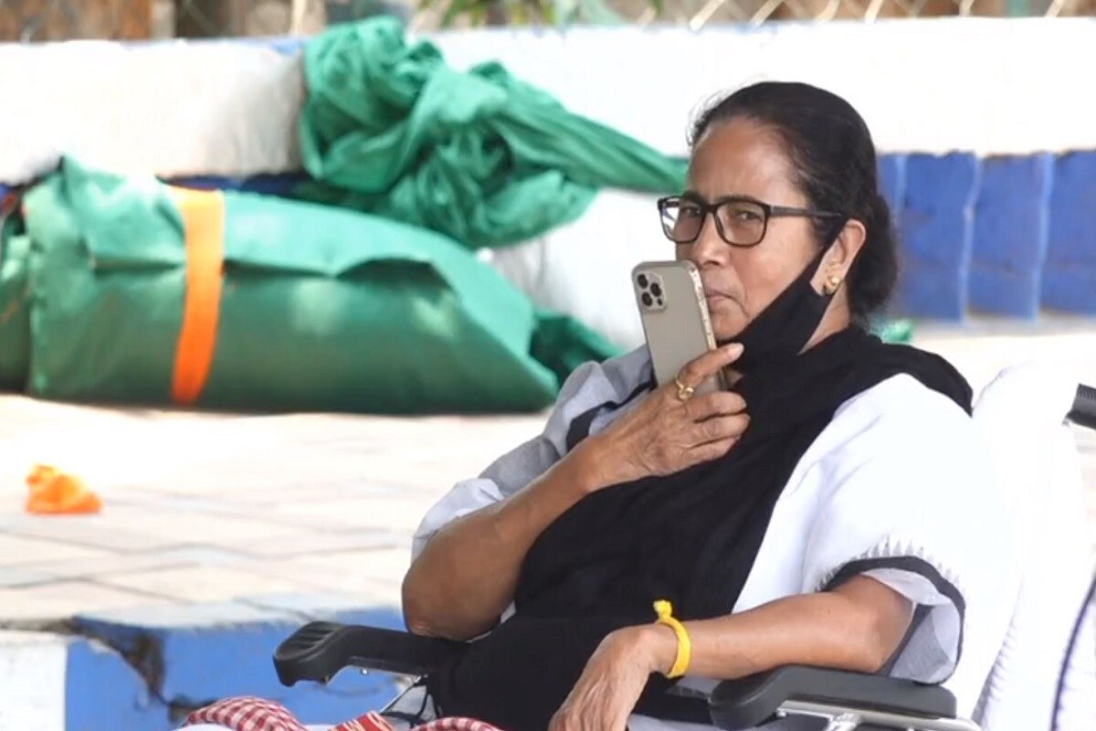 যেখানে তিনি ধর্না দেবেন, হুইলচেয়ারে তাঁকে সেখানে পৌঁছে দিয়ে যান তাঁর নিরাপত্তারক্ষীরা৷ এর পর থেকে একাই সেখানে বসে থাকেন মমতা৷ মাঝেমধ্যে ফোনে কথা বলতে দেখা যায় তাঁকে৷ যেখানে তিনি ধর্না দেবেন, হুইলচেয়ারে তাঁকে সেখানে পৌঁছে দিয়ে যান তাঁর নিরাপত্তারক্ষীরা৷ এর পর থেকে একাই সেখানে বসে থাকেন মমতা৷ মাঝেমধ্যে ফোনে কথা বলতে দেখা যায় তাঁকে৷