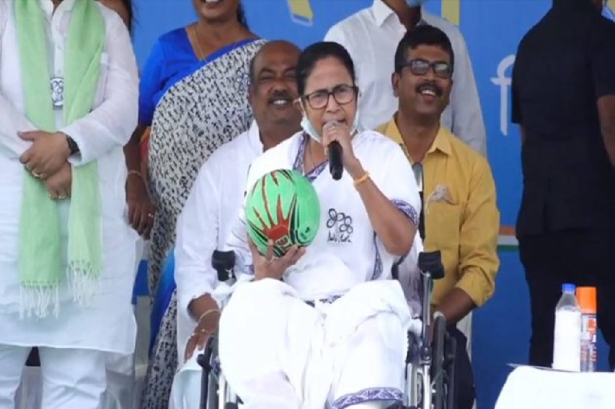 Mamata Banerjee| আমরা জিতছি, মোদি দিদি ও দিদি বলে ভ্যাঙাচ্ছে, গণতন্ত্র ধ্বংস করছে: মমতা