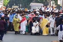 মমতার পাশে হাঁটলেন জয়া, ধরলেন হুইলচেয়ার! তৃণমূলের রোড শোয়ে 'বাংলার দুই মেয়ে' মমতার পাশে হাঁটলেন জয়া, ধরলেন হুইলচেয়ার! তৃণমূলের রোড শোয়ে 'বাংলার দুই মেয়ে'