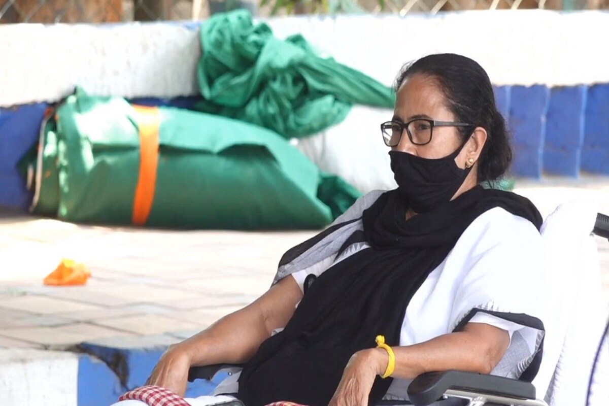নির্বাচন কমিশন চব্বিশ ঘণ্টার নিষেধাজ্ঞা চাপিয়েছে৷ তারই প্রতিবাদে এ দিন মেয়ো রোডে গান্ধি মূর্তির সামনে ধর্নায় বসেছেন মুখ্যমন্ত্রী৷ বেলা বারোটার আগেই ধর্না শুরু করেছেন তৃণমূলনেত্রী৷ নির্বাচন কমিশন চব্বিশ ঘণ্টার নিষেধাজ্ঞা চাপিয়েছে৷ তারই প্রতিবাদে এ দিন মেয়ো রোডে গান্ধি মূর্তির সামনে ধর্নায় বসেছেন মুখ্যমন্ত্রী৷ বেলা বারোটার আগেই ধর্না শুরু করেছেন তৃণমূলনেত্রী৷