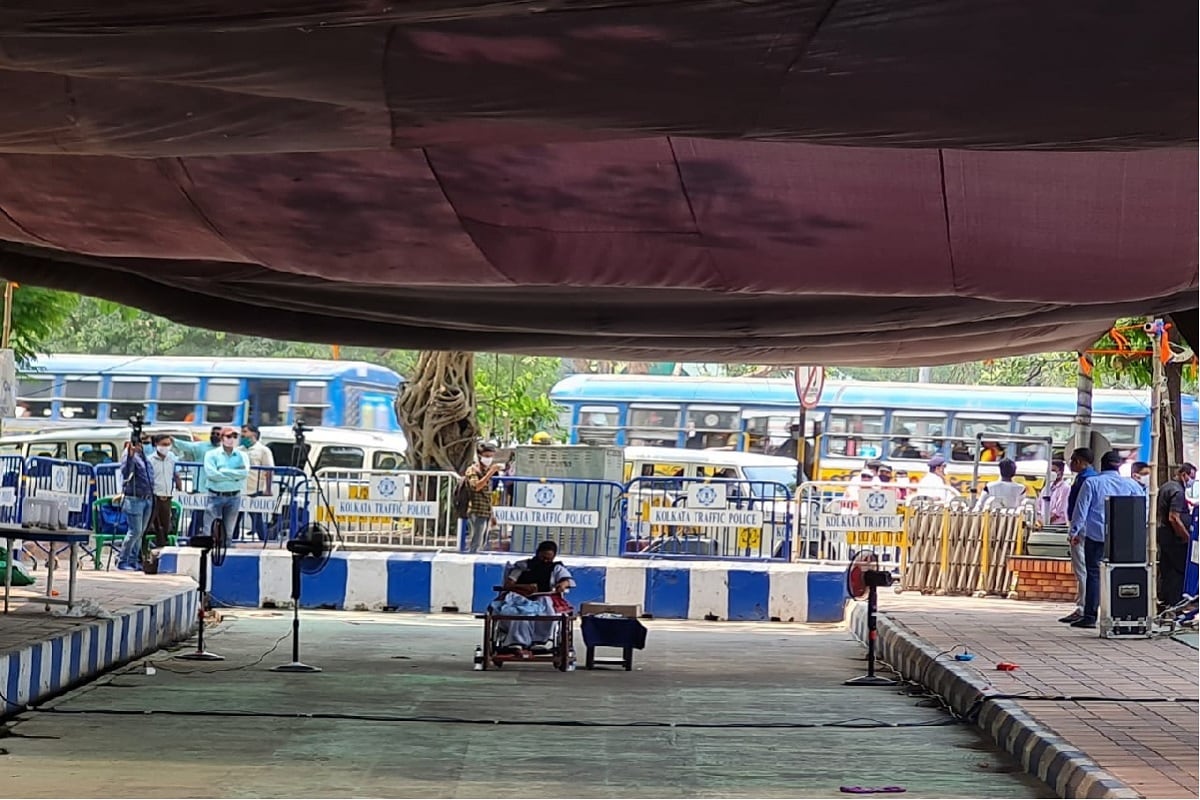 সেনার অনুমতি নিয়ে জটিলতার কারণে অস্থায়ী ত্রিপলের ছাউনি তৈরি করা হয়৷ তার নীচেই ধর্নায় বসেছেন মুখ্যমন্ত্রী৷ সঙ্গে দু'টি ছোট টেবল অবশ্য নিয়ে এসেছেন মুখ্যমন্ত্রী৷ সেখানে রাখা তাঁর আঁকার সরঞ্জাম৷ (Photo- Somraj Banerjee) সেনার অনুমতি নিয়ে জটিলতার কারণে অস্থায়ী ত্রিপলের ছাউনি তৈরি করা হয়৷ তার নীচেই ধর্নায় বসেছেন মুখ্যমন্ত্রী৷ সঙ্গে দু'টি ছোট টেবল অবশ্য নিয়ে এসেছেন মুখ্যমন্ত্রী৷ সেখানে রাখা তাঁর আঁকার সরঞ্জাম৷ (Photo- Somraj Banerjee)