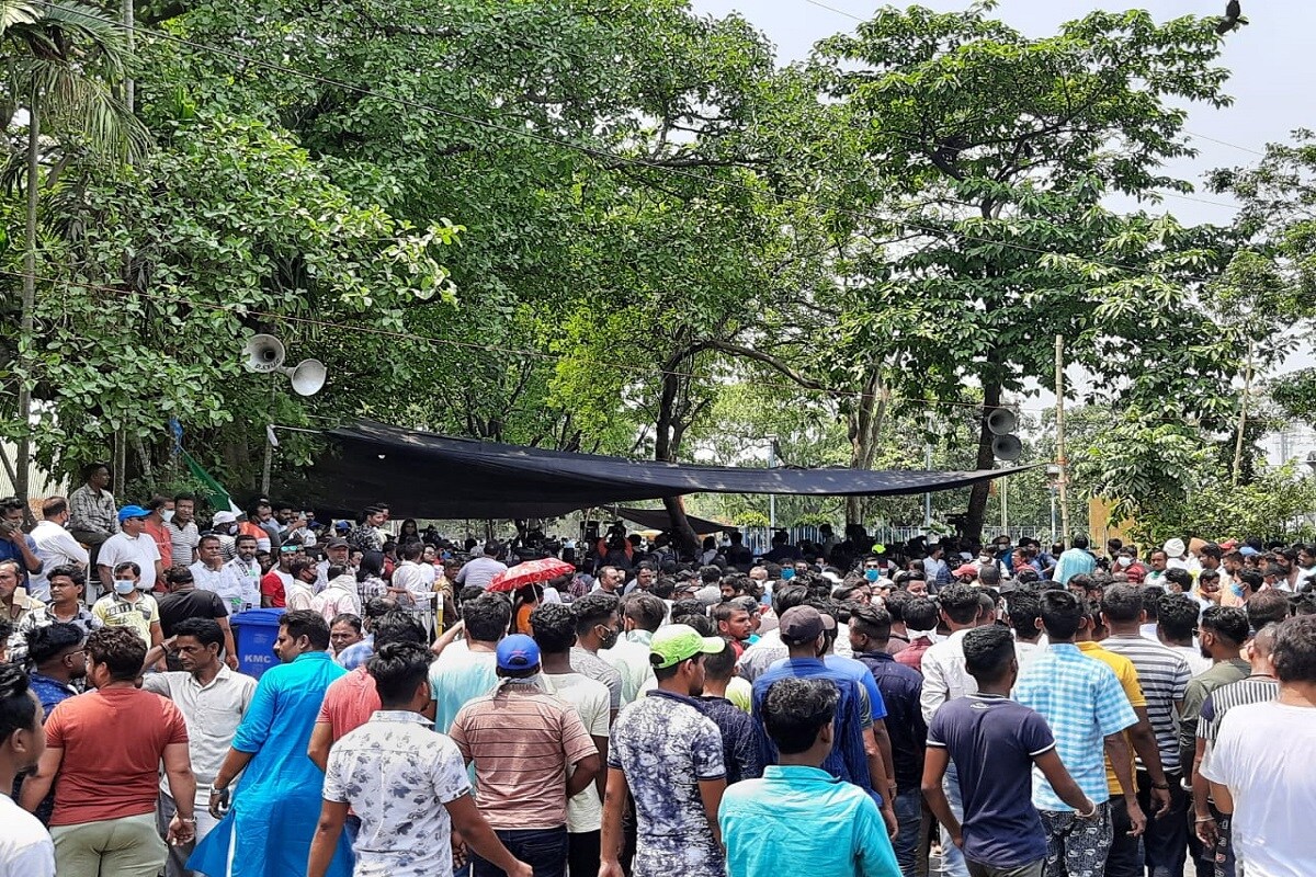 মমতা বন্দ্যোপাধ্যায়কে দেখতে অবশ্য স্বাভাবিক ভাবেই বেশ ভিড় হয় ওই এলাকায়৷ যদিও কর্মী- সমর্থকদের অনেকটা দূরেই আটকে দেওয়া হয়৷ গার্ডরেল দিয়ে এলাকা ঘিরে রেখেছে পুলিশ৷ এসেছিলেন দলের বেশ কয়েকজন নেতা৷ যদিও কেউই মমতার কাছে যাননি৷ মমতা বন্দ্যোপাধ্যায়কে দেখতে অবশ্য স্বাভাবিক ভাবেই বেশ ভিড় হয় ওই এলাকায়৷ যদিও কর্মী- সমর্থকদের অনেকটা দূরেই আটকে দেওয়া হয়৷ গার্ডরেল দিয়ে এলাকা ঘিরে রেখেছে পুলিশ৷ এসেছিলেন দলের বেশ কয়েকজন নেতা৷ যদিও কেউই মমতার কাছে যাননি৷