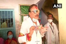 পকেটে কী? বাহিনীর সঙ্গে বচসায় জড়িয়ে 'দাদার' চিরচেনা জবাব, 'আই অ্যাম মদন মিত্র'! পকেটে কী? বাহিনীর সঙ্গে বচসায় জড়িয়ে 'দাদার' চিরচেনা জবাব, 'আই অ্যাম মদন মিত্র'!