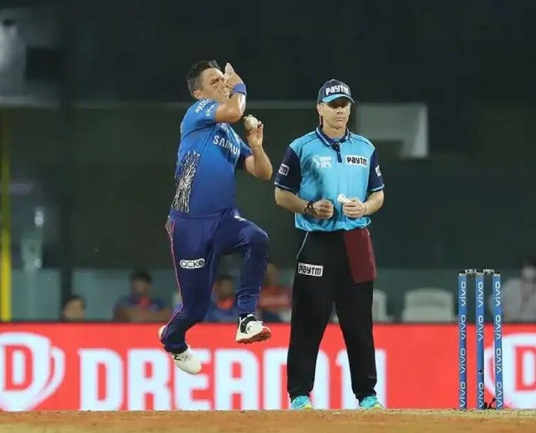 ট্রেন্ট বোল্ট মুম্বইয়ের হয়ে ধারাবাহিক পারফরম্যান্স দিয়েছেন৷ ১৯রানে ৬ উইকেট নিয়েছেন৷ ইকনমি ৭.২৭৷ পাওয়ার প্লে ৃতে তাঁর বোলিং দারুণ৷  (IPL Photo)