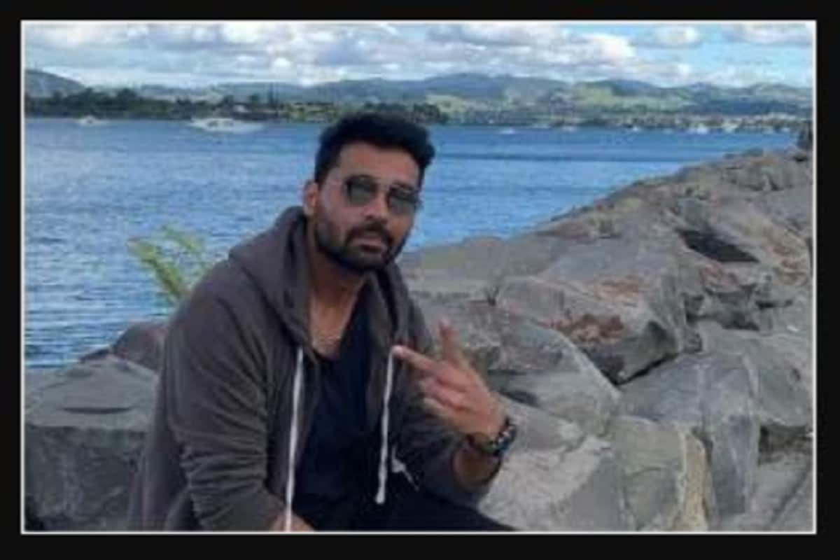 ভারতীয় ক্রিকেট দলের (Indian Cricket Team) জার্সিতে ৬১ টি টেস্ট ম্যাচ খেলেছেন আজকের বার্থডে বয় মুরলী বিজয় (Murali Vijay) ৷ আজ তাঁর ৩৭ তম জন্মদিন৷ ২০০৮ এ অস্ট্রেলিয়ার বিরুদ্ধে টেস্ট অভিষেক ঘটেছিল তাঁর৷ দেশের জার্সিতে একাধিক দারুণ ইনিংস খেলেছেন তিনি৷ তিনি ১৭ টি একদিনের ম্যাচেও খেলেছেন৷ পাশাপাশি ৯ টি -টি টোয়েন্টি ম্যাচও খেলেছেন৷ তিনি অবশ্যই টেস্ট ক্রিকেটার হিসেবে বেশি সাফল্য পেয়েছেন৷ তবে তাঁর জীবনে গোলাপে বিছানো পথ নয়৷ তাঁর বাবা মনে করতেন ছেলে চাপরাসি হবে৷ জেনে নিন এই ক্রিকেটারের জীবনের অজানা নানা দিক৷ (Photo Courtesy-mvj8) ভারতীয় ক্রিকেট দলের (Indian Cricket Team) জার্সিতে ৬১ টি টেস্ট ম্যাচ খেলেছেন আজকের বার্থডে বয় মুরলী বিজয় (Murali Vijay) ৷ আজ তাঁর ৩৭ তম জন্মদিন৷ ২০০৮ এ অস্ট্রেলিয়ার বিরুদ্ধে টেস্ট অভিষেক ঘটেছিল তাঁর৷ দেশের জার্সিতে একাধিক দারুণ ইনিংস খেলেছেন তিনি৷ তিনি ১৭ টি একদিনের ম্যাচেও খেলেছেন৷ পাশাপাশি ৯ টি -টি টোয়েন্টি ম্যাচও খেলেছেন৷ তিনি অবশ্যই টেস্ট ক্রিকেটার হিসেবে বেশি সাফল্য পেয়েছেন৷ তবে তাঁর জীবনে গোলাপে বিছানো পথ নয়৷ তাঁর বাবা মনে করতেন ছেলে চাপরাসি হবে৷ জেনে নিন এই ক্রিকেটারের জীবনের অজানা নানা দিক৷ (Photo Courtesy-mvj8)