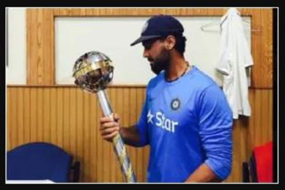 ঘর ছেড়ে মুরলী বিজয় গিয়ে এক বন্ধুর বাড়িতে ওঠেন৷ নিয়মিত অনুশীলন চলাকালীন অনেক সময়েই তিনি চেন্নাইয়ের YMCA ও IIT ক্রিকেট মাঠেই ঘুমিয়ে পড়তেন৷ নিজের খরচ চালাতে তিনি স্নুকার পার্লারে কাজও করতেন৷ এই সময়েই বর্তমান ভারতীয় দলের বোলিং কোচ ভরত অরুণের নজরে পড়েন তিনি৷ ২১ বছরে তিনি তামিলনাড়ু রণজি দলের জন্য প্রচণ্ড চেষ্টা করছিলেন৷ কিন্তু তিনি নির্বাচিত হননি৷ তাঁর নির্বাচিত না হওয়ার কারণ ছিল তাঁর লম্বা চুল!(Photo Courtesy-mvj8) ঘর ছেড়ে মুরলী বিজয় গিয়ে এক বন্ধুর বাড়িতে ওঠেন৷ নিয়মিত অনুশীলন চলাকালীন অনেক সময়েই তিনি চেন্নাইয়ের YMCA ও IIT ক্রিকেট মাঠেই ঘুমিয়ে পড়তেন৷ নিজের খরচ চালাতে তিনি স্নুকার পার্লারে কাজও করতেন৷ এই সময়েই বর্তমান ভারতীয় দলের বোলিং কোচ ভরত অরুণের নজরে পড়েন তিনি৷ ২১ বছরে তিনি তামিলনাড়ু রণজি দলের জন্য প্রচণ্ড চেষ্টা করছিলেন৷ কিন্তু তিনি নির্বাচিত হননি৷ তাঁর নির্বাচিত না হওয়ার কারণ ছিল তাঁর লম্বা চুল!(Photo Courtesy-mvj8)