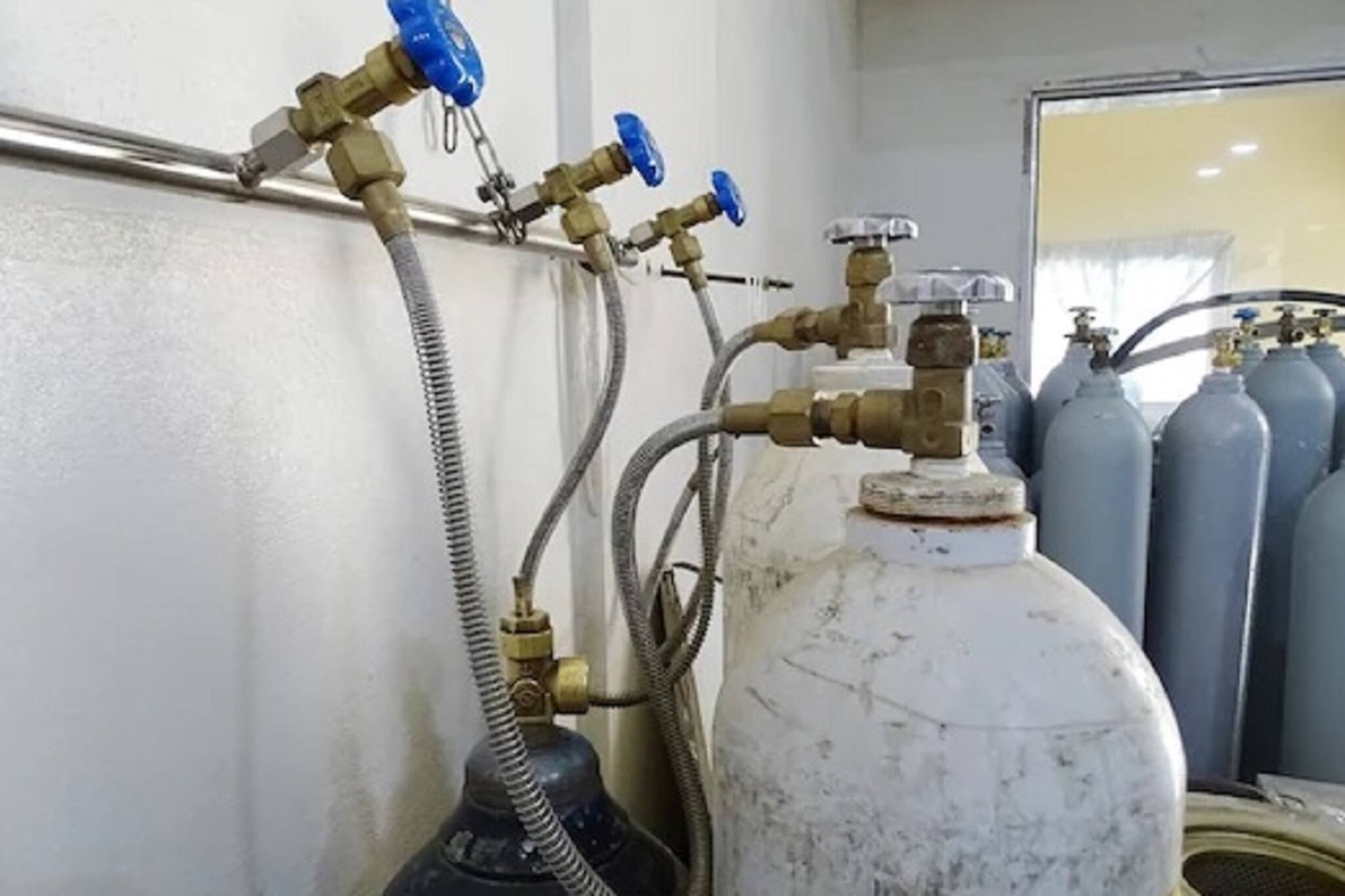 কোভিড হিরো! মাত্র ১ টাকায় অক্সিজেন সিলন্ডার ভরে দিচ্ছেন উত্তরপ্রদেশের উদ্যোগপতি!