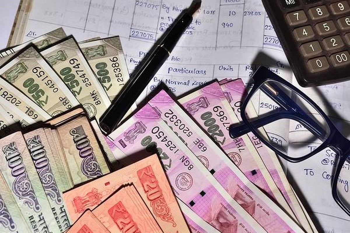 অর্থবর্ষ ২০২১-২২-এর (New Financial Year 2021-22) বাজেটে কেন্দ্রীয় অর্থমন্ত্রী নির্মলা সীতারামণ (Nirmala Sitaraman) ঘোষণা করেছিলেন কোনও কর্মী ও সংস্থার বার্ষিক প্রভিডেন্ট ফান্ডে (Provident Fund) সঞ্চয় এবং সুদ মিলে ২.৫ লক্ষ টাকার বেশি হয় সেক্ষেত্রে কর দিতে হবে ৷ পরবর্তী কালে সেই সীমা করা হয়েছে ৫ লক্ষ টাকা ৷ ৫ লক্ষ টাকায় সংস্থার পক্ষের টাকা অন্তর্গত নয় ৷ প্রতীকী ছবি ৷ অর্থবর্ষ ২০২১-২২-এর (New Financial Year 2021-22) বাজেটে কেন্দ্রীয় অর্থমন্ত্রী নির্মলা সীতারামণ (Nirmala Sitaraman) ঘোষণা করেছিলেন কোনও কর্মী ও সংস্থার বার্ষিক প্রভিডেন্ট ফান্ডে (Provident Fund) সঞ্চয় এবং সুদ মিলে ২.৫ লক্ষ টাকার বেশি হয় সেক্ষেত্রে কর দিতে হবে ৷ পরবর্তী কালে সেই সীমা করা হয়েছে ৫ লক্ষ টাকা ৷ ৫ লক্ষ টাকায় সংস্থার পক্ষের টাকা অন্তর্গত নয় ৷ প্রতীকী ছবি ৷