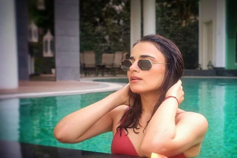 সবুজ পুলের জলে লাল বিকনিতে আগুন সুন্দরী ললনা৷ Photo -Instagram 