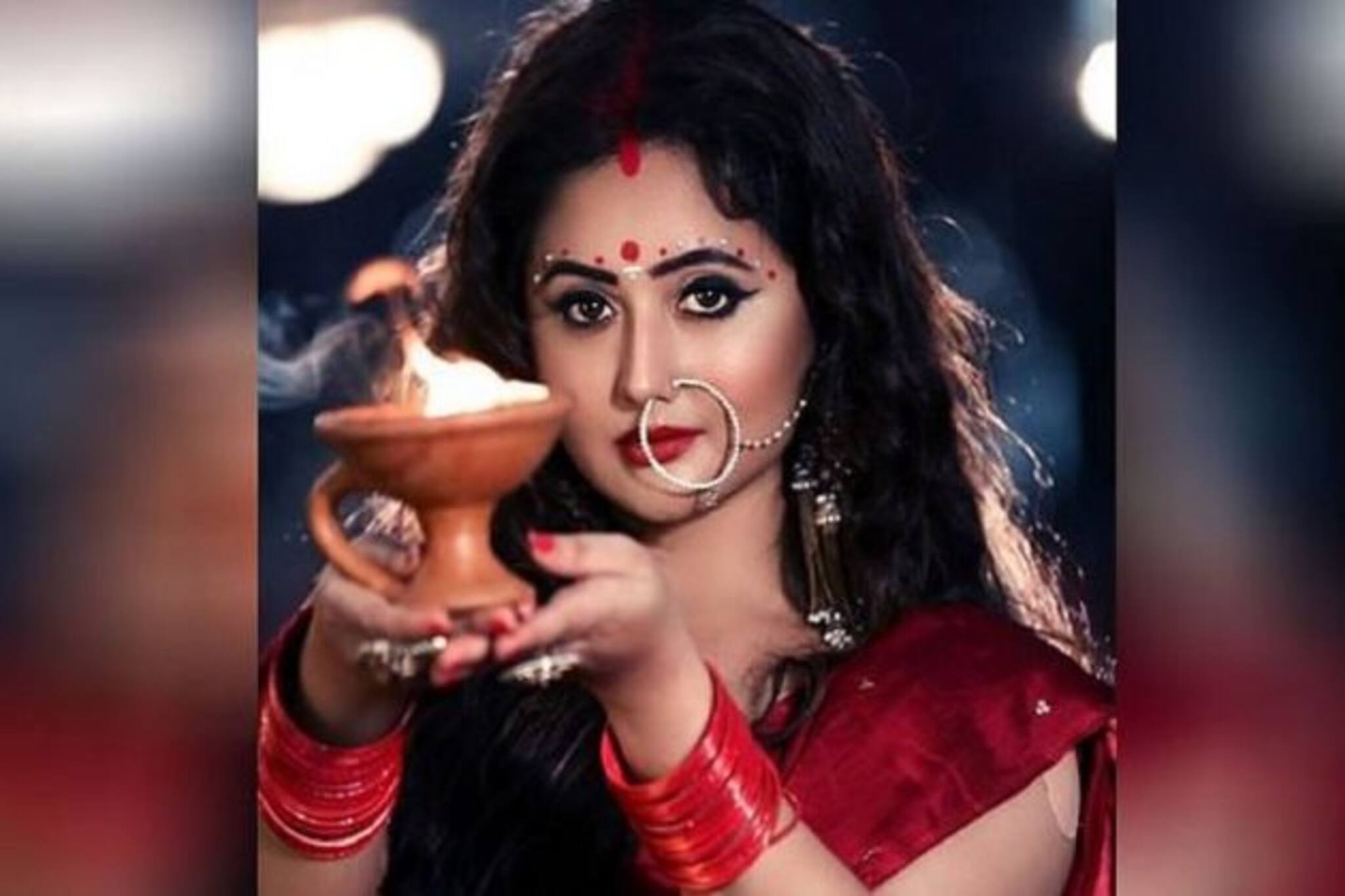 বুক চেরা পোশাকে শরীরে মোহময় যৌবনের হাতছানি, দর্শকদের নজর আটকালো অন্য কিছুতে