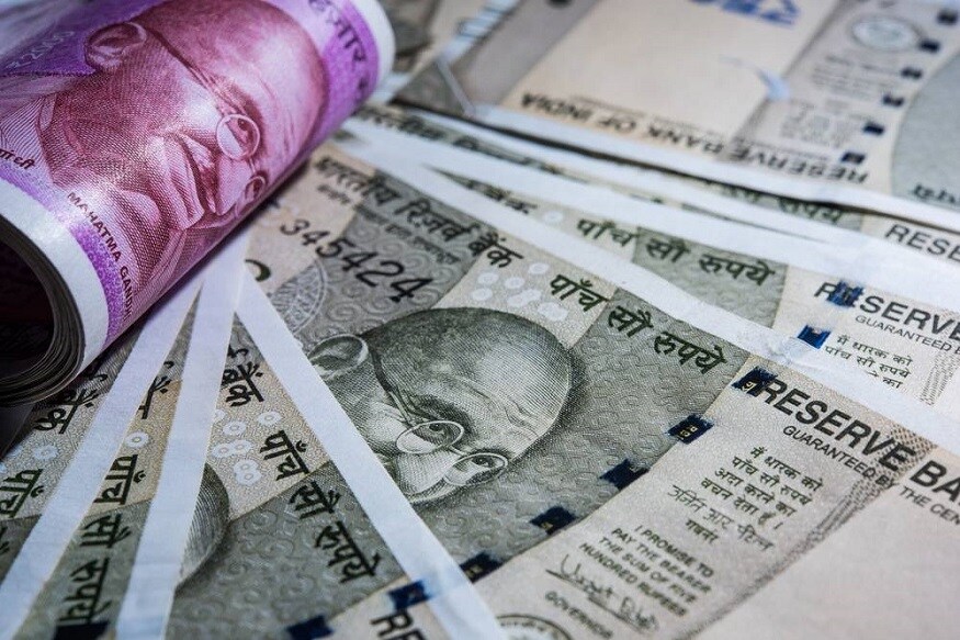 করোনা সংক্রমণের (Corona Second Wave in India) ফলে কেন্দ্রীয় সরকারি কর্মীদের ডিও সাময়িক ভাবে বন্ধ ছিল ৷ তবে এবার ডিএ বৃদ্ধির সঙ্গে সঙ্গে আগের হারেই না পাওয়া ডিএগুলি বৃদ্ধি পাবে ৷ ডিএ বৃদ্ধির সঙ্গে সঙ্গে অবসরপ্রাপ্ত বা পেনশনভোগী মানুষদেরও সুবিধা হবে কেননা কেন্দ্রীয় সরকার Dearness Relief (DR) বৃদ্ধির সিদ্ধান্ত নিয়েছে ৷ প্রতীকী ছবি ৷ করোনা সংক্রমণের (Corona Second Wave in India) ফলে কেন্দ্রীয় সরকারি কর্মীদের ডিও সাময়িক ভাবে বন্ধ ছিল ৷ তবে এবার ডিএ বৃদ্ধির সঙ্গে সঙ্গে আগের হারেই না পাওয়া ডিএগুলি বৃদ্ধি পাবে ৷ ডিএ বৃদ্ধির সঙ্গে সঙ্গে অবসরপ্রাপ্ত বা পেনশনভোগী মানুষদেরও সুবিধা হবে কেননা কেন্দ্রীয় সরকার Dearness Relief (DR) বৃদ্ধির সিদ্ধান্ত নিয়েছে ৷ প্রতীকী ছবি ৷