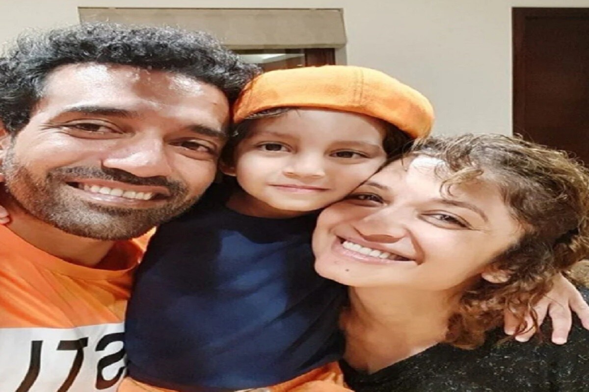 শীতল ও রবিন উথাপ্পা বেঙ্গালুরুর একটি কলেজে লেখাপড়া করতেন ৷ রবিন উথাপ্পা স্ত্রী শীতলের থেকে বয়সে ছোট ৷ প্রায় পাঁচ বছর তাঁরা ভাল বন্ধু হিসাবে ছিলেন ৷ ফিটনেস ও স্পোর্টস আরও কাছাকাছি এনেছিল রবিন উথাপ্পা ও শীতলকে (Sheetal Uthappa) ৷ (ছবি সৌজন্যে শীতল উথাপ্পা, Instagram). শীতল ও রবিন উথাপ্পা বেঙ্গালুরুর একটি কলেজে লেখাপড়া করতেন ৷ রবিন উথাপ্পা স্ত্রী শীতলের থেকে বয়সে ছোট ৷ প্রায় পাঁচ বছর তাঁরা ভাল বন্ধু হিসাবে ছিলেন ৷ ফিটনেস ও স্পোর্টস আরও কাছাকাছি এনেছিল রবিন উথাপ্পা ও শীতলকে (Sheetal Uthappa) ৷ (ছবি সৌজন্যে শীতল উথাপ্পা, Instagram).