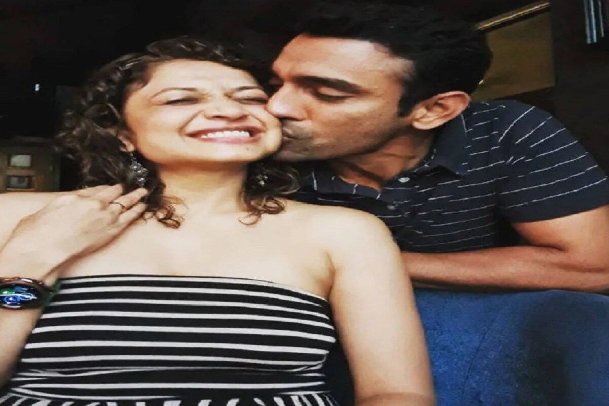 রবিন উথাপ্পার (Robin Uthappa) ব্যক্তিগত জীবন নিয়ে কথা বলতে গেলে বলা যেতে পারে যে স্ত্রী শীতল উথাপ্পাও একজন পেশাগত টেনিস খেলোয়াড় ছিলেন ৷ মাত্র ৯ বছর বয়সে টেনিস খেলতে শুরু করেছিলেন ৷ একই সঙ্গে তৃতীয় স্থান অধিকার করেছিলেন তিনি ৷ ৩৩ বছর বয়সেই শীতল টেনিসকে আলবিদা জানিয়েছেন ৷ (ছবি সৌজন্যে শীতল উথাপ্পা, Instagram). রবিন উথাপ্পার (Robin Uthappa) ব্যক্তিগত জীবন নিয়ে কথা বলতে গেলে বলা যেতে পারে যে স্ত্রী শীতল উথাপ্পাও একজন পেশাগত টেনিস খেলোয়াড় ছিলেন ৷ মাত্র ৯ বছর বয়সে টেনিস খেলতে শুরু করেছিলেন ৷ একই সঙ্গে তৃতীয় স্থান অধিকার করেছিলেন তিনি ৷ ৩৩ বছর বয়সেই শীতল টেনিসকে আলবিদা জানিয়েছেন ৷ (ছবি সৌজন্যে শীতল উথাপ্পা, Instagram).