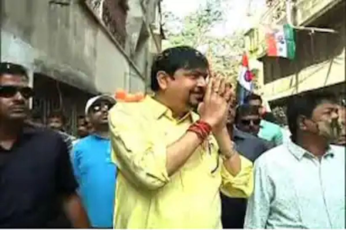 সস্ত্রীক তাঁর হাতে বর্তমানে নগদ রয়েছে ২ লক্ষ ৯৭ হাজার ১২ টাকা। তবে ব্যাঙ্কে তাঁদের আমানত রয়েছে ৫৮ লক্ষ ৬৪ হাজার ৪৮৩ টাকা। শেয়ার বাজারে মোট বিনিয়োগ ৩ লক্ষ ২৩ হাজার ৬৯৫টাকা। সুজিত বসুর জীবন বিমায় রয়েছে ৫ লাখ ১১ হাজার ৭৮৯ টাকার। ওদিকে স্ত্রীর ডাকঘরে মোট সঞ্চয় ২ লাখ ৪ হাজার ৮০৬ টাকা। সঙ্গে তাঁরও রয়েছে একটি জীবনবিমা। সস্ত্রীক তাঁর হাতে বর্তমানে নগদ রয়েছে ২ লক্ষ ৯৭ হাজার ১২ টাকা। তবে ব্যাঙ্কে তাঁদের আমানত রয়েছে ৫৮ লক্ষ ৬৪ হাজার ৪৮৩ টাকা। শেয়ার বাজারে মোট বিনিয়োগ ৩ লক্ষ ২৩ হাজার ৬৯৫টাকা। সুজিত বসুর জীবন বিমায় রয়েছে ৫ লাখ ১১ হাজার ৭৮৯ টাকার। ওদিকে স্ত্রীর ডাকঘরে মোট সঞ্চয় ২ লাখ ৪ হাজার ৮০৬ টাকা। সঙ্গে তাঁরও রয়েছে একটি জীবনবিমা।