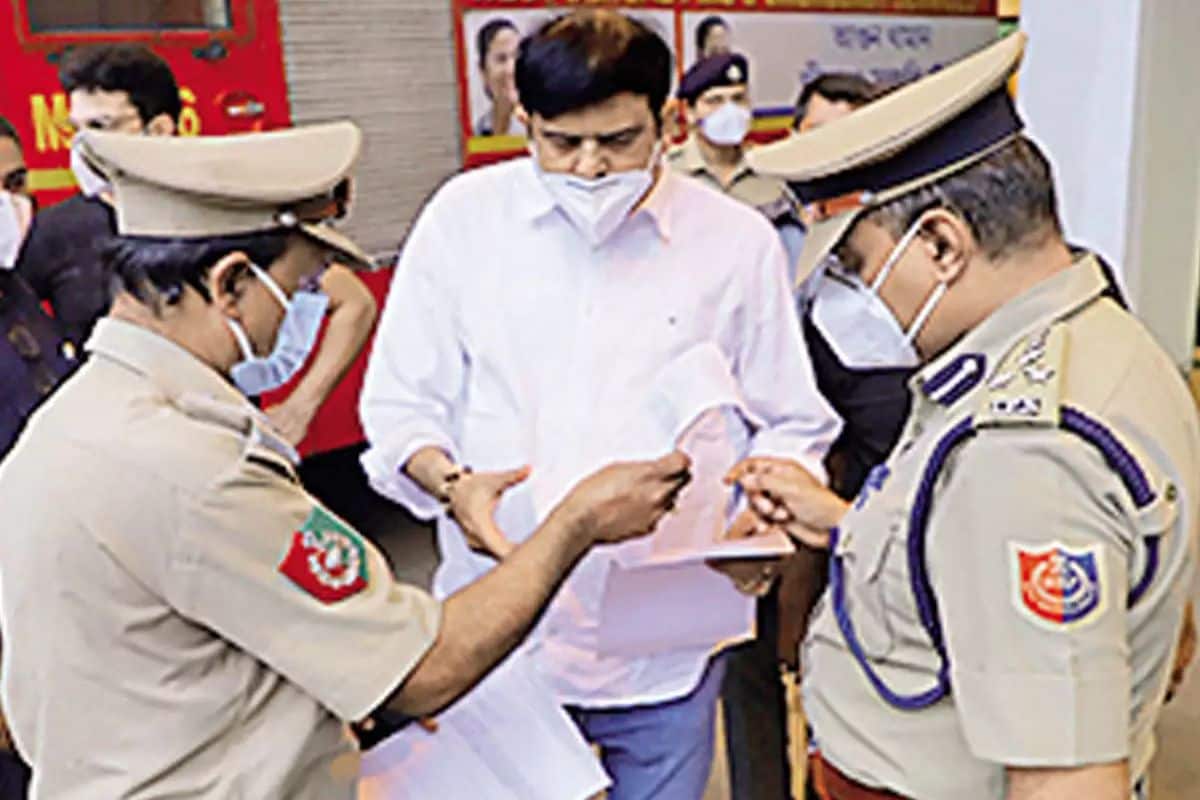 হলফনামায় সুজিত উল্লেখ করেছেন তাঁর নিজের দুটি গাড়ি রয়েছে। গাড়ি দুটি কিনেছিলেন যথাক্রমে ১৩ লাখ ৮৫ হাজার ৭০০ টাকা এবং ১৫ লাখ ৩ হাজার ১১১ টাকায়। অন্যদিকে স্ত্রীর যে গাড়িটি রয়েছে সেটি কিনেছিলেন ১২ লাখ ৭৩ হাজার ৩৫১ টাকায়। হলফনামায় সুজিত উল্লেখ করেছেন তাঁর নিজের দুটি গাড়ি রয়েছে। গাড়ি দুটি কিনেছিলেন যথাক্রমে ১৩ লাখ ৮৫ হাজার ৭০০ টাকা এবং ১৫ লাখ ৩ হাজার ১১১ টাকায়। অন্যদিকে স্ত্রীর যে গাড়িটি রয়েছে সেটি কিনেছিলেন ১২ লাখ ৭৩ হাজার ৩৫১ টাকায়।