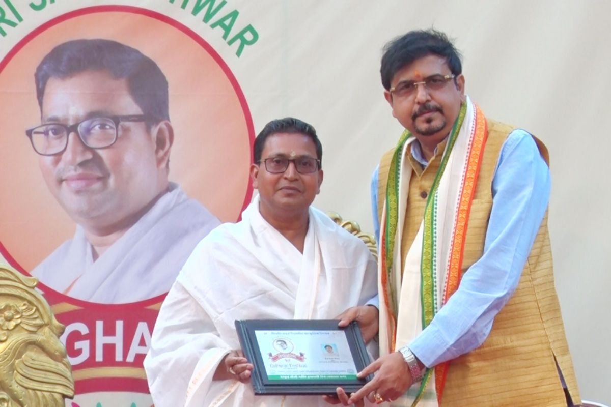 চোখ কপালে উঠবে সুজিত ও তাঁর স্ত্রীয়ের সোনা-দানার খবর শুনলেও। সুজিত বসুর কাছে সোনা রয়েছে প্রায় ১৮০ গ্রাম এবং হিরে রয়েছে প্রায় ৫০০ গ্রাম। সেগুলি সহ মূল্যবান জিনিস মিলিয়ে মোট ৮ লাখ ৪ হাজার ১৪ টাকার সম্পত্তি রয়েছে তাঁর। অন্য দিকে স্ত্রীর প্রায় ৫০০ গ্রাম সোনার গয়না এবং ৫০০ গ্রাম হিরের গয়না রয়েছে। যার মূল্য ২১ লাখ ৪৫ হাজার ৩৬৩ টাকা। চোখ কপালে উঠবে সুজিত ও তাঁর স্ত্রীয়ের সোনা-দানার খবর শুনলেও। সুজিত বসুর কাছে সোনা রয়েছে প্রায় ১৮০ গ্রাম এবং হিরে রয়েছে প্রায় ৫০০ গ্রাম। সেগুলি সহ মূল্যবান জিনিস মিলিয়ে মোট ৮ লাখ ৪ হাজার ১৪ টাকার সম্পত্তি রয়েছে তাঁর। অন্য দিকে স্ত্রীর প্রায় ৫০০ গ্রাম সোনার গয়না এবং ৫০০ গ্রাম হিরের গয়না রয়েছে। যার মূল্য ২১ লাখ ৪৫ হাজার ৩৬৩ টাকা।