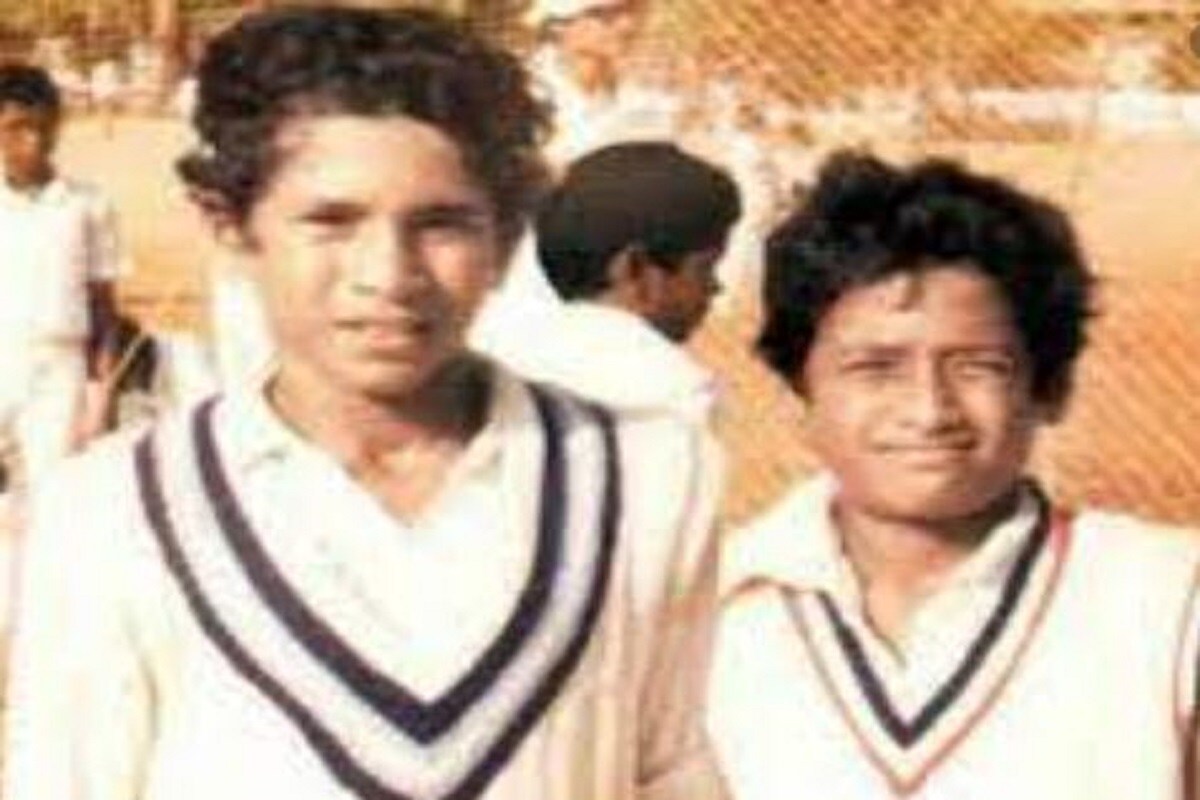 প্রথমবার ভুল করে কাগজে নাম বেরিয়েছিল সচিনের৷ মুম্বইয়ে লোকাল ম্যাচের নিয়ম যে অনত্তন ৩০ রান করে তার নাম আলাদা করে ছাপা হয়৷ তিনি ২৪ করেছিলেন আর তখনই তাঁর দল ম্যাচ জিতে গিয়েছিল৷ কিন্তু লেগবাই, বাই, ওয়াইড , নো বল থেকে অতিরিক্ত ৬ রান সচিনকে দিয়ে দেবেন ভেবেছিলেন স্কোরার৷ যেহেতু জয়ী দলের স্কোরকেই একটু এদিক ওদিক করবেন তাই কোনও গণ্ডগোল হওয়ার সম্ভবনা ছিল না৷ এদিকে প্রথমবার কাগজে নিজের নাম দেখে খুশি হয়েছিলেন খুদে সচিন৷ প্রথমবার ভুল করে কাগজে নাম বেরিয়েছিল সচিনের৷ মুম্বইয়ে লোকাল ম্যাচের নিয়ম যে অনত্তন ৩০ রান করে তার নাম আলাদা করে ছাপা হয়৷ তিনি ২৪ করেছিলেন আর তখনই তাঁর দল ম্যাচ জিতে গিয়েছিল৷ কিন্তু লেগবাই, বাই, ওয়াইড , নো বল থেকে অতিরিক্ত ৬ রান সচিনকে দিয়ে দেবেন ভেবেছিলেন স্কোরার৷ যেহেতু জয়ী দলের স্কোরকেই একটু এদিক ওদিক করবেন তাই কোনও গণ্ডগোল হওয়ার সম্ভবনা ছিল না৷ এদিকে প্রথমবার কাগজে নিজের নাম দেখে খুশি হয়েছিলেন খুদে সচিন৷