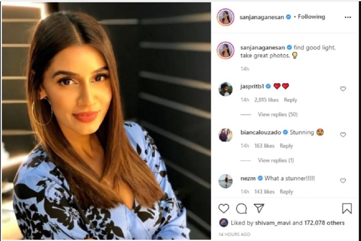 সঞ্জনা গণেশন নীল ও কালো রঙের ড্রেস পরে রয়েছেন৷ নিজের ইনস্টাগ্রামে এই ছবি শেয়ার করেছেন৷ এই ছবির ক্যাপশনে লিখেছেন- ‘‘আচ্ছি রোশনি পায়ে ফটো লে’’- অর্থাৎ ভালো আলো পেলে ছবি তুলুন৷ সঞ্জনার এই ছবিতে তাঁর পেসার বর দুটি হৃদয় দিয়ে ছবি দিয়েছেন৷ (Sanjana Ganesan/Insagram) সঞ্জনা গণেশন নীল ও কালো রঙের ড্রেস পরে রয়েছেন৷ নিজের ইনস্টাগ্রামে এই ছবি শেয়ার করেছেন৷ এই ছবির ক্যাপশনে লিখেছেন- ‘‘আচ্ছি রোশনি পায়ে ফটো লে’’- অর্থাৎ ভালো আলো পেলে ছবি তুলুন৷ সঞ্জনার এই ছবিতে তাঁর পেসার বর দুটি হৃদয় দিয়ে ছবি দিয়েছেন৷ (Sanjana Ganesan/Insagram)