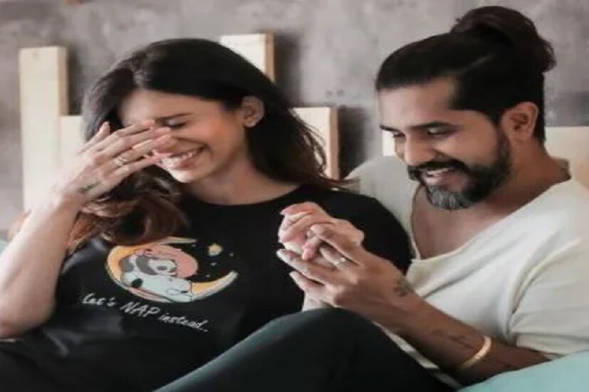 মার্চে অভিনেতা দম্পতি কিশৈর মারচেন্ট ও সুয়াশ রাই জানিয়েছেন তাঁরা প্রথম সন্তানের অভিভাবক হতে চলেছেন ৷ বিশেষ ছবি শেয়ার করেছিলেন ইনস্টাগ্রামে ভক্তদের সঙ্গেও ছবিতে হাঁটুতে ভর করে আছেন সুয়াশ কিশৈরের সামনে ৷ তাঁদের সন্তান ভূমিষ্ঠ হতে চলেছে অগাস্ট মাসে ৷ ছবি সৌজন্যে ইনস্টাগ্রাম ৷