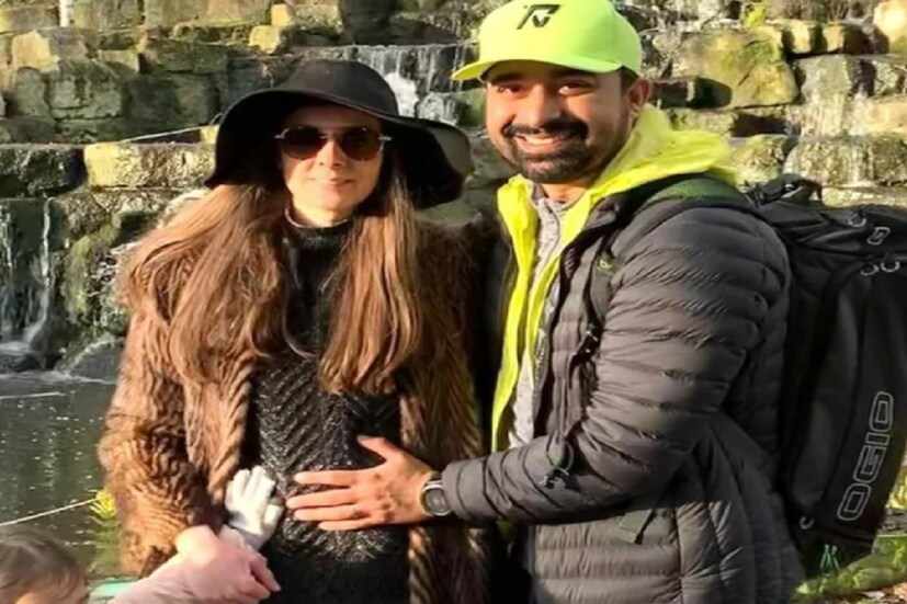 রণবিজয় সিং ও প্রিয়াঙ্কা সিং তাঁদের দ্বিতীয় সন্তানের অপেক্ষায় রয়েছেন ৷ স্ত্রী প্রিয়াঙ্কার সঙ্গে রণবিজয় সিং একটি ছবি শেয়ার করেছেন যেখানে বেবি বাম্প এক্কেবারে স্পষ্টত হয়েছে ৷ ছবিতে মেয়ে কইনাতও রয়েছে ৷ ছবি সৌজন্যে ইনস্টাগ্রাম ৷